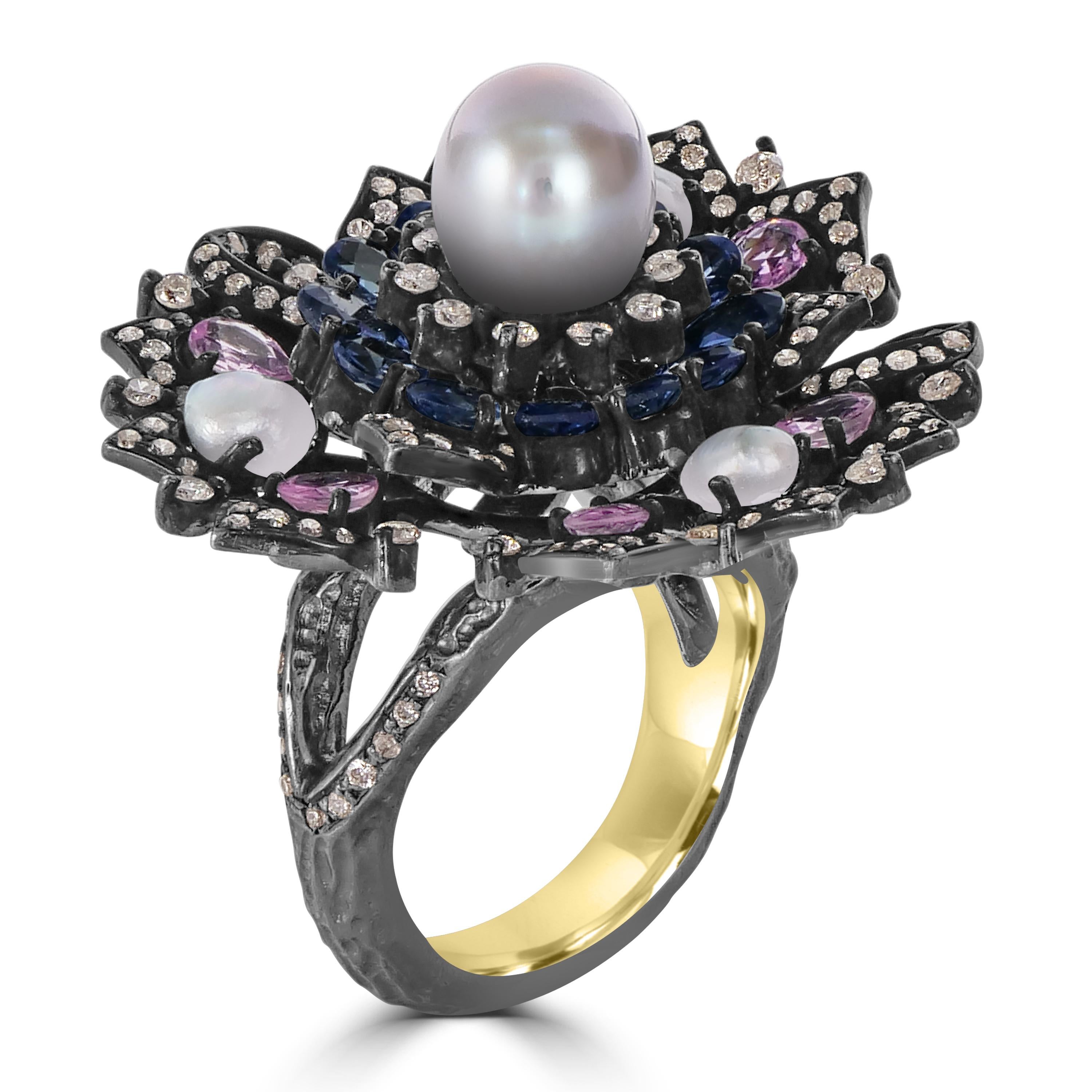 Unser exquisiter Victorian Blue and Pink Sapphire Diamond Split Shank Floral Ring ist ein fesselnder Cocktailring, der die Eleganz von blauen und rosafarbenen Saphiren mit dem zeitlosen Funkeln von Diamanten verbindet. Dieser mit Präzision und Liebe