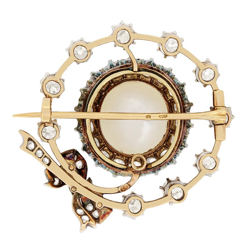 A stunning pearl is surrounded by a double diamond halo, with an elegant tied bow design in this Victorian brooch. The closest diamond halo features 18 old cut diamonds of 0.10 carat a piece. The outer halo diamonds are bigger at 0.25 carat with