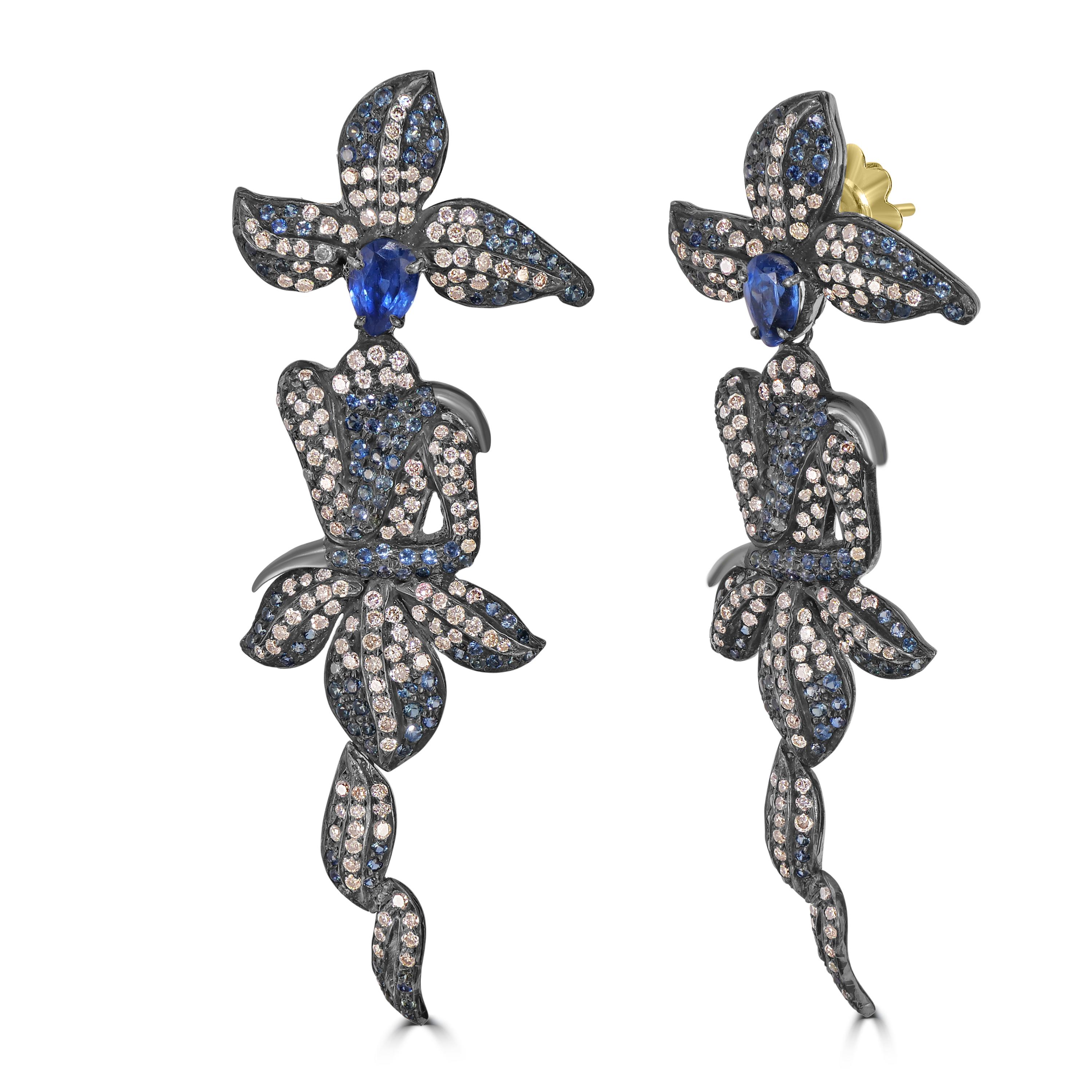 Begeben Sie sich auf eine Reise der Verzauberung mit unserem viktorianischen 4,64 Cttw. Kyanit-, Diamant- und blauer Saphir-Kronleuchter-Ohrringe, eine fesselnde Mischung aus von der Natur inspiriertem Design und erlesenen Edelsteinen. 

Die