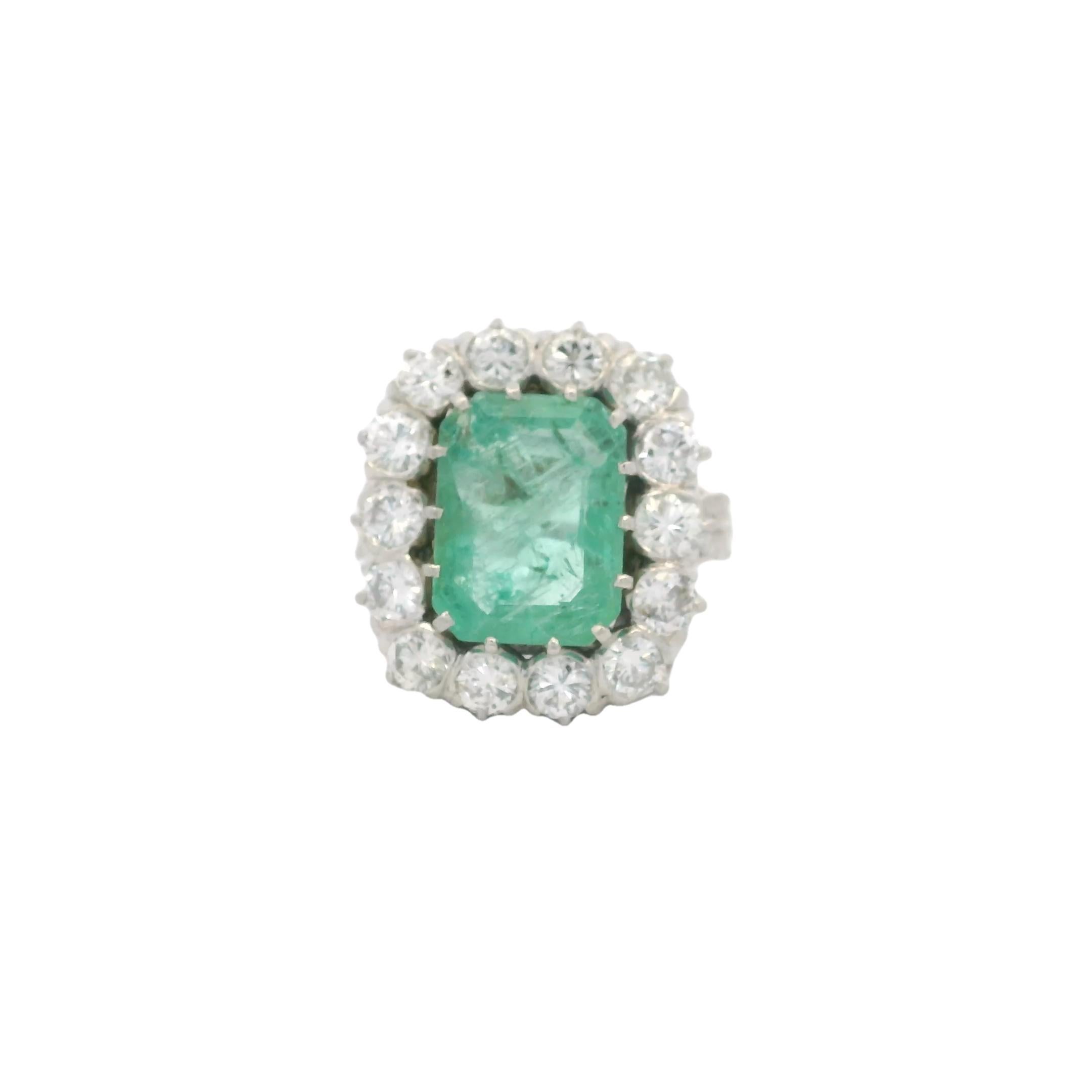 Viktorianischer 5 Karat Smaragd 2,10 Karat Diamant Platin Cocktail Ring, CIRCA 1900 im Angebot 1