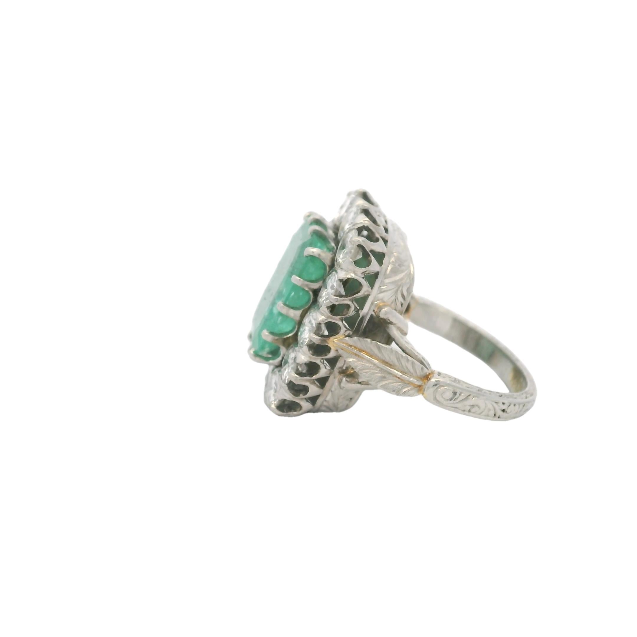 Viktorianischer 5 Karat Smaragd 2,10 Karat Diamant Platin Cocktail Ring, CIRCA 1900 im Angebot 2