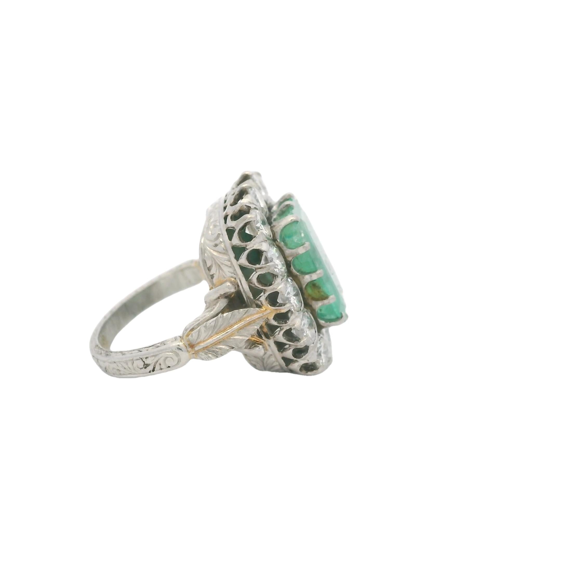 Viktorianischer 5 Karat Smaragd 2,10 Karat Diamant Platin Cocktail Ring, CIRCA 1900 im Angebot 4