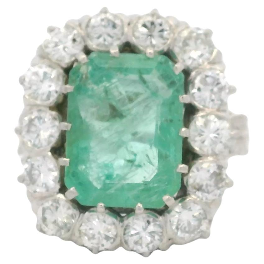 Viktorianischer 5 Karat Smaragd 2,10 Karat Diamant Platin Cocktail Ring, CIRCA 1900 im Angebot