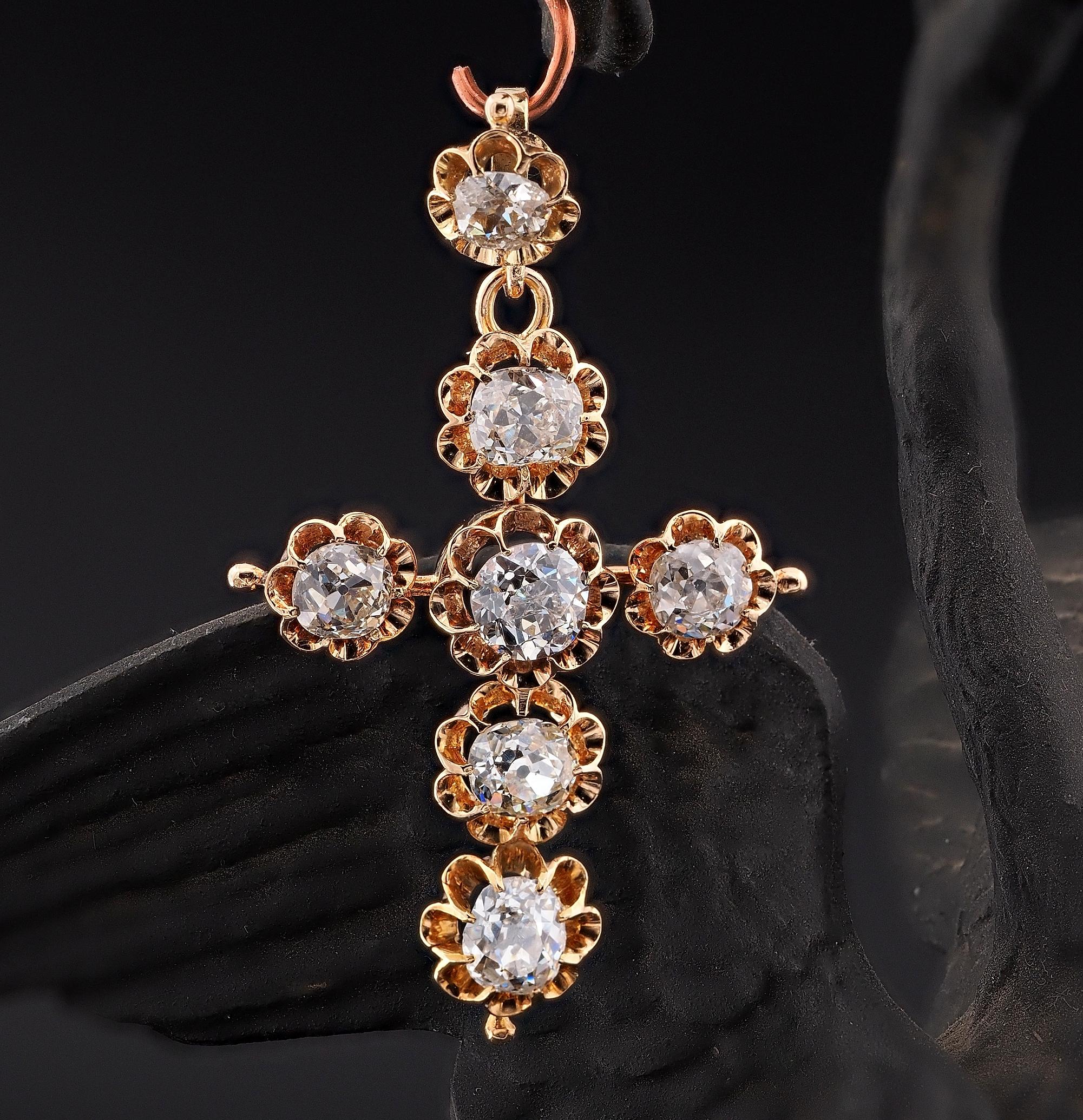 Kostbar!
Beeindruckend seltenes viktorianisches Diamant-Kreuz aus den Jahren 1880/90 ca.
Wunderschönes Design in einer einfachen, aber wirkungsvollen, zeittypischen Krallenfassung aus massivem 18 KT Gold.
Seltener Diamantengehalt, bestehend aus 7