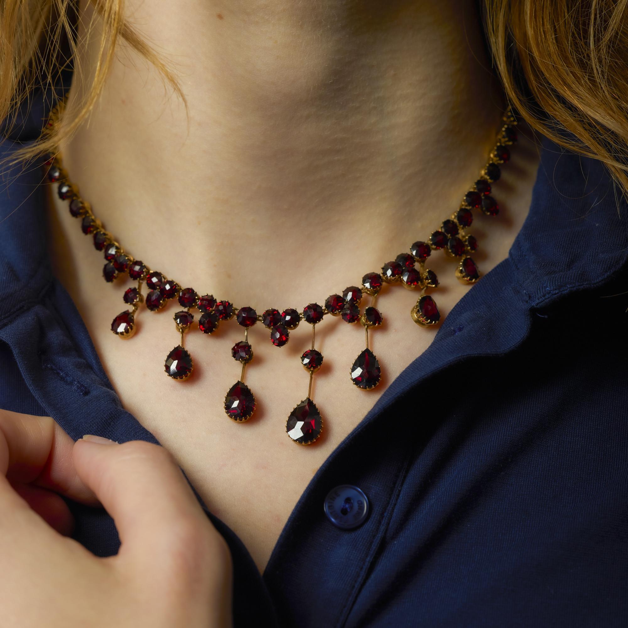 Questa collana antica brilla con 53,40 carati di granati dalle tonalità intense in oro giallo 14k, offrendo un'espressione opulenta della grandezza vittoriana.