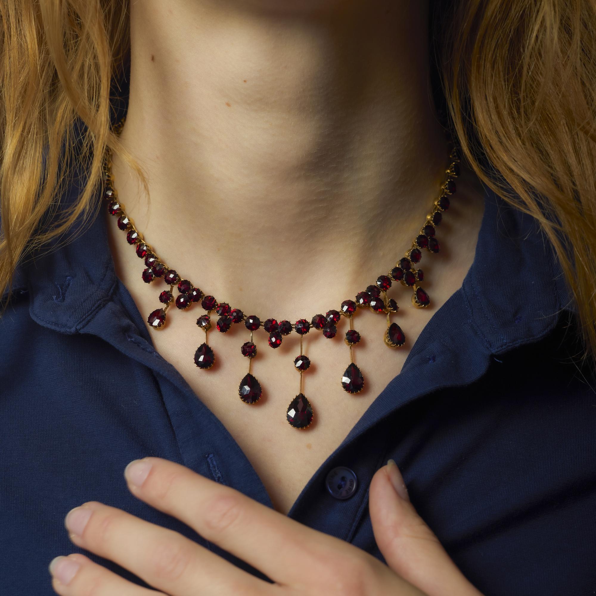Taglio a goccia Collana vittoriana in oro giallo 14k con granato del peso totale di 53,40 carati in vendita