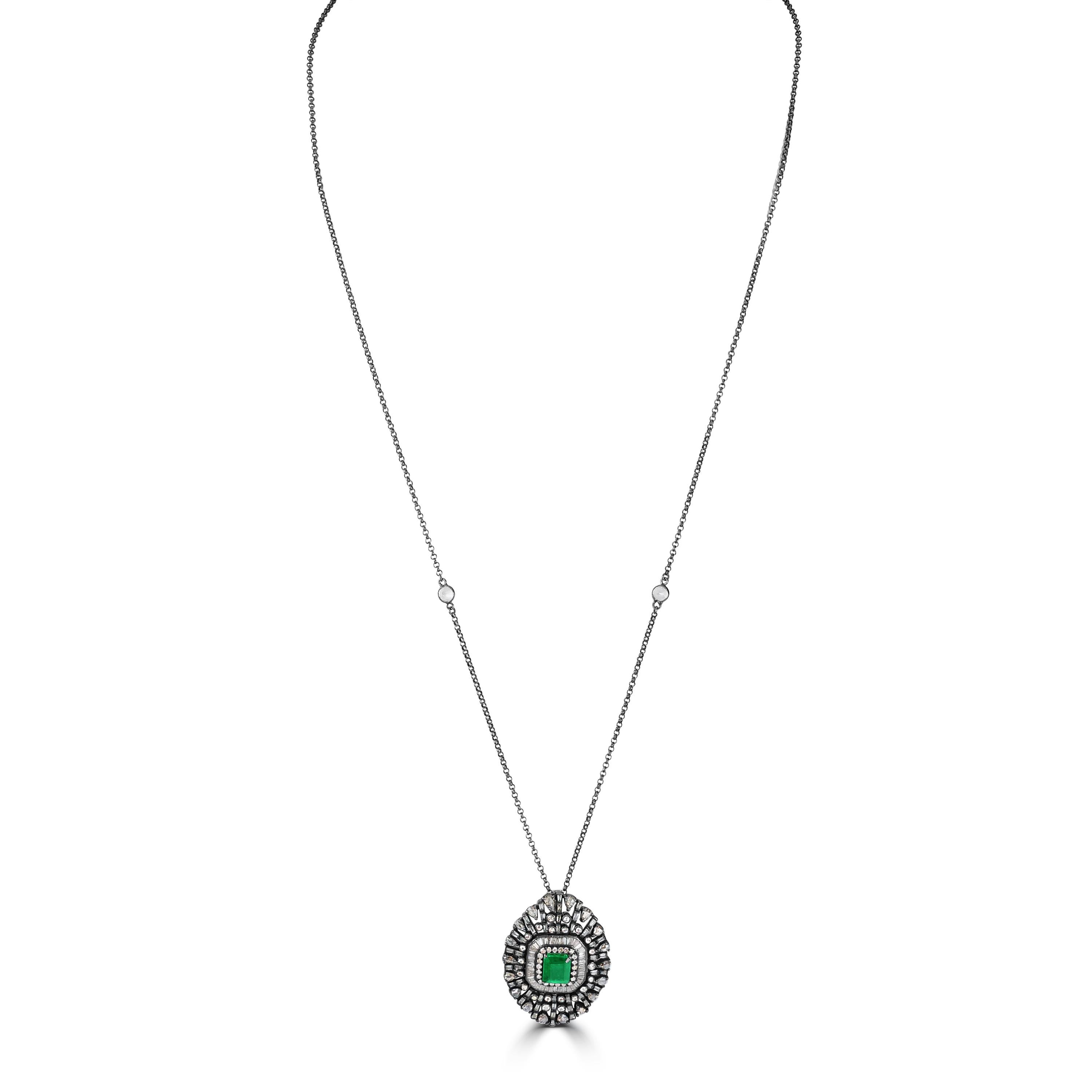 Eleganza con il Victorian 5.4 Cttw. Collana con ciondolo di smeraldo e diamanti, un pezzo affascinante che combina la bellezza ispirata alla natura con una raffinatezza senza tempo. Questo splendido ciondolo presenta uno splendido smeraldo taglio