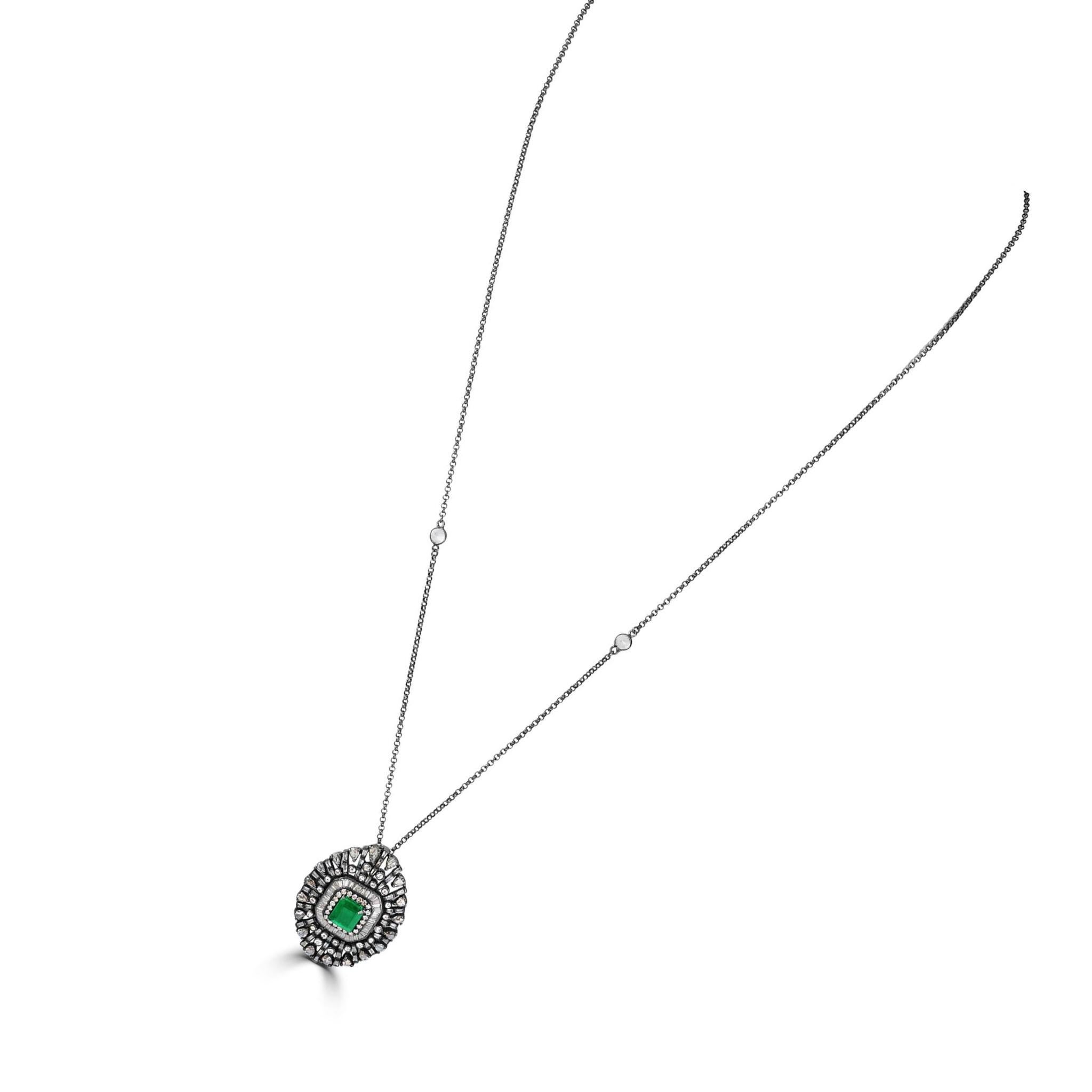 Taglio cuscino Vittoriano 5.4 Cttw. Collana con smeraldo e diamante in oro e argento in vendita