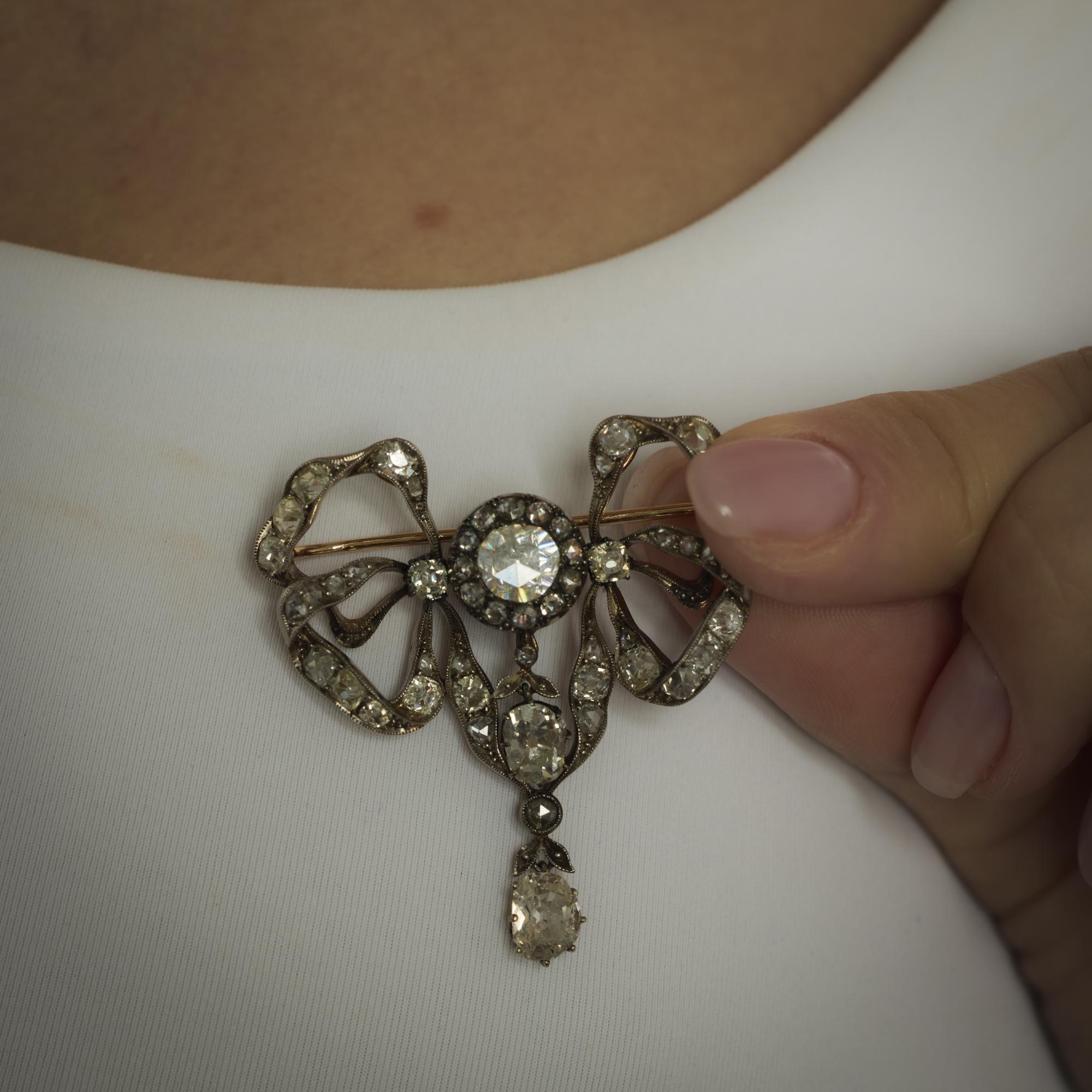 Broche victorienne en or rose 14k et argent, ornée d'un diamant de 5,50 carats. en vente 1