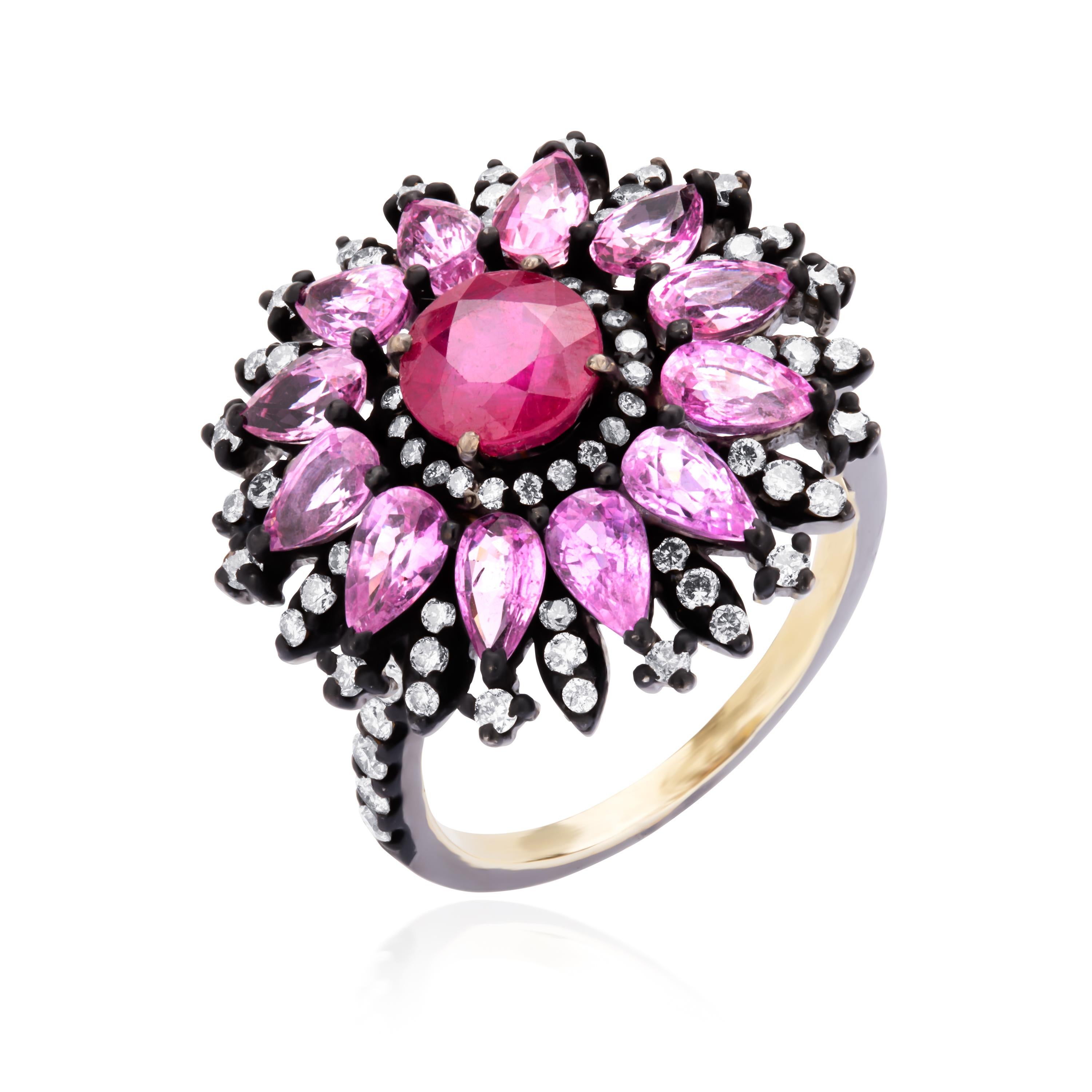 Ein wunderschöner, runder, facettierter Rubin mit einem Gewicht von 1,59 Karat ist inmitten von rosa Saphiren im Birnenschliff und Diamanten verziert, die ein florales Design in der Mitte bilden. Handgefertigt aus 18-karätigem Gold und Rhodium, wird