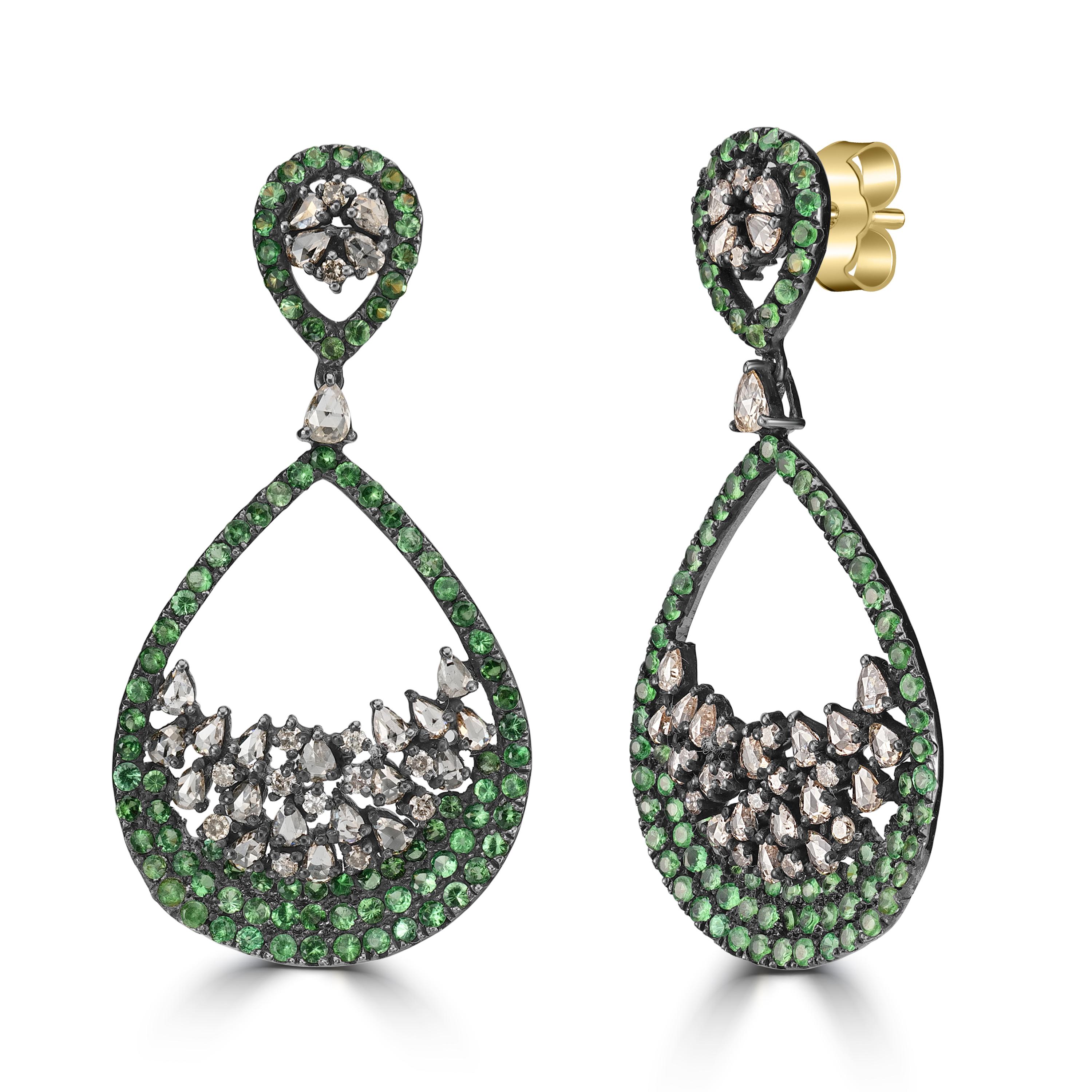 Ti presentiamo il Victorian da 6 carati. Gli orecchini a goccia con tsavorite e diamanti sono uno squisito paio di orecchini che fondono perfettamente il fascino vintage con la raffinatezza moderna. Questi orecchini sono realizzati alla perfezione e