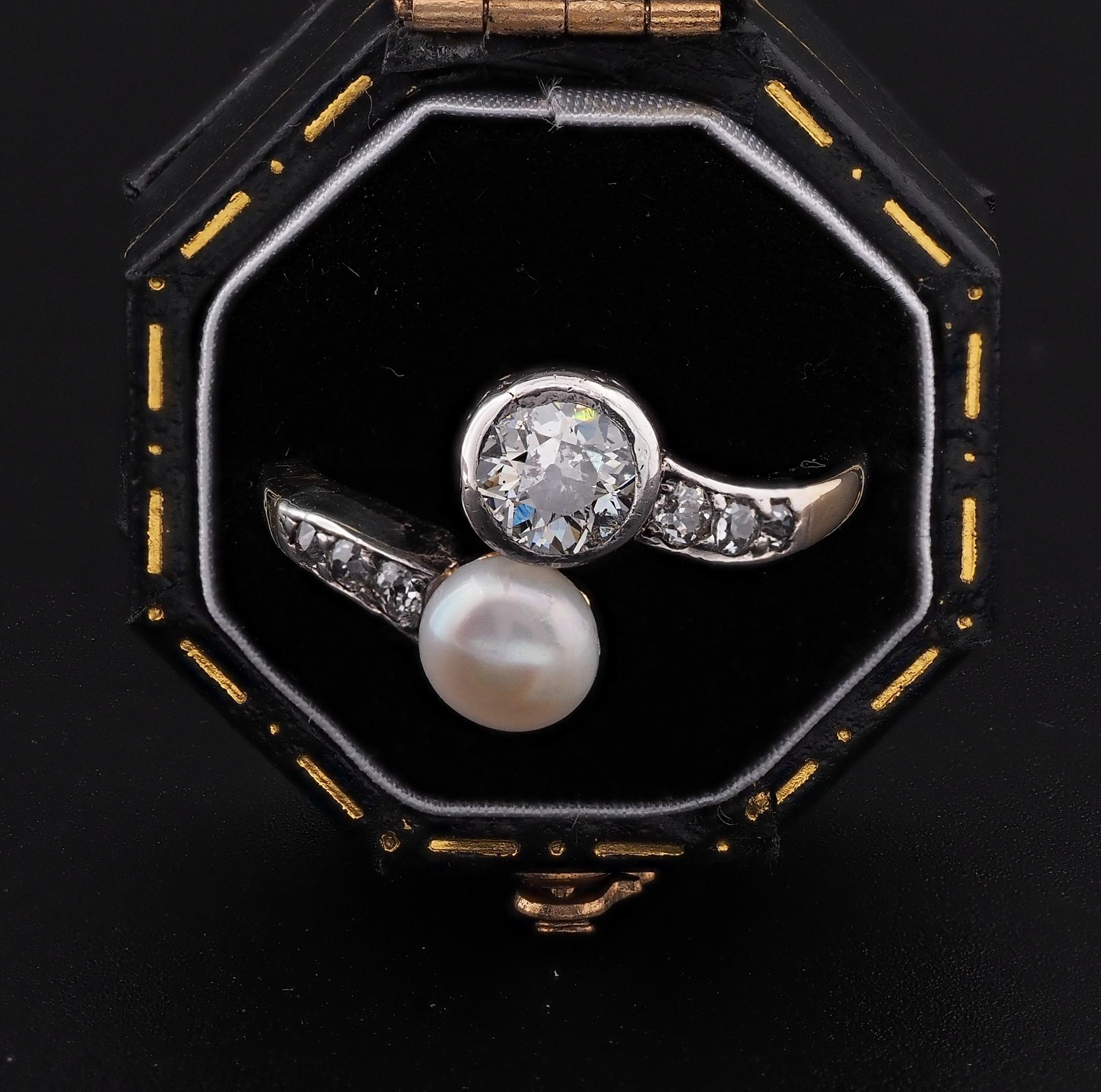 Kissing You & Me
This Victorian period ring is this truly gorgeous
The traditional crossover ring as romantic love token standing for You & Me kissing, 1890 ca
Hand crafted of solid 18 KT gold with little silver portions for the Diamond