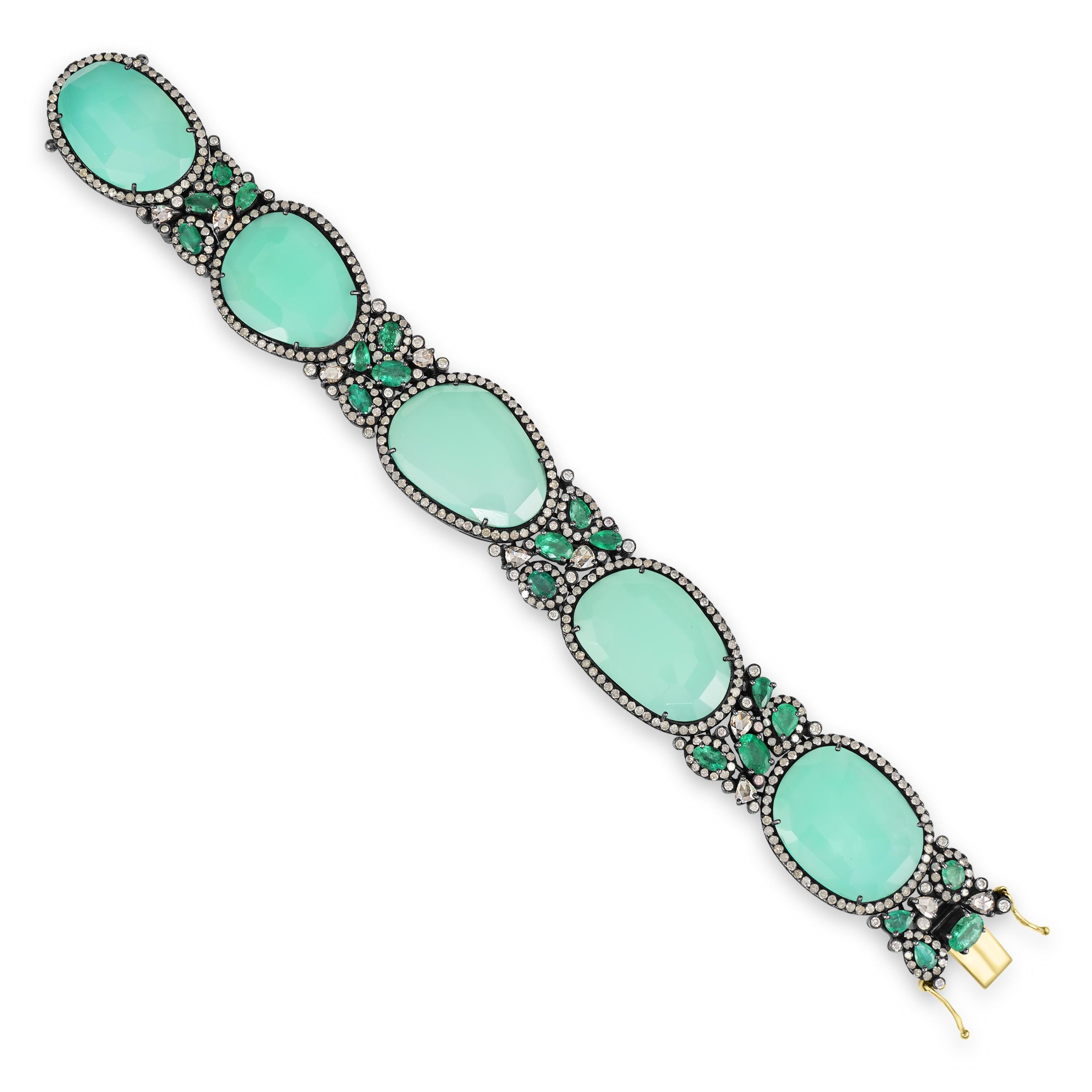 Wir stellen Ihnen unseren exquisiten viktorianischen 63 cttw. Chrysopras-, Smaragd- und Diamant-Tennisarmband, ein wahres Meisterwerk an Eleganz und Raffinesse.

Dieses mit viel Liebe zum Detail gefertigte Armband zeigt fünf faszinierende