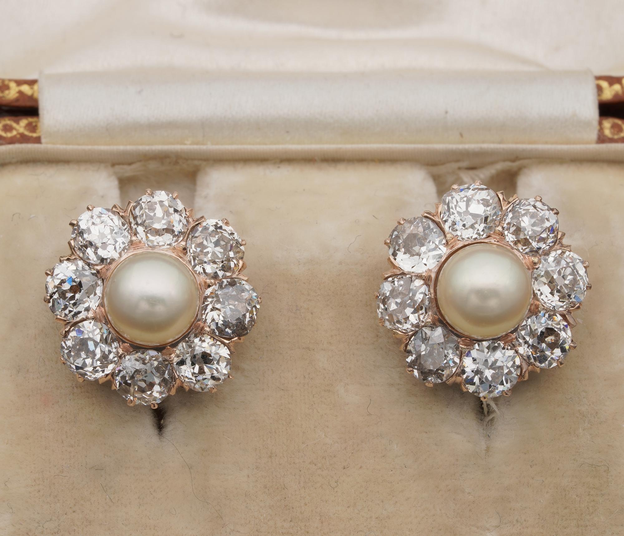 Impressive Victorian era Diamond Pearl earrings,1890 ca.
Hand crafted of solid 18 Kt gold
Boasting beautiful Victorian crafting and high content of Diamonds surrounding a rare Pearl in the middle, classy floret design
Centre Pearl is salt water