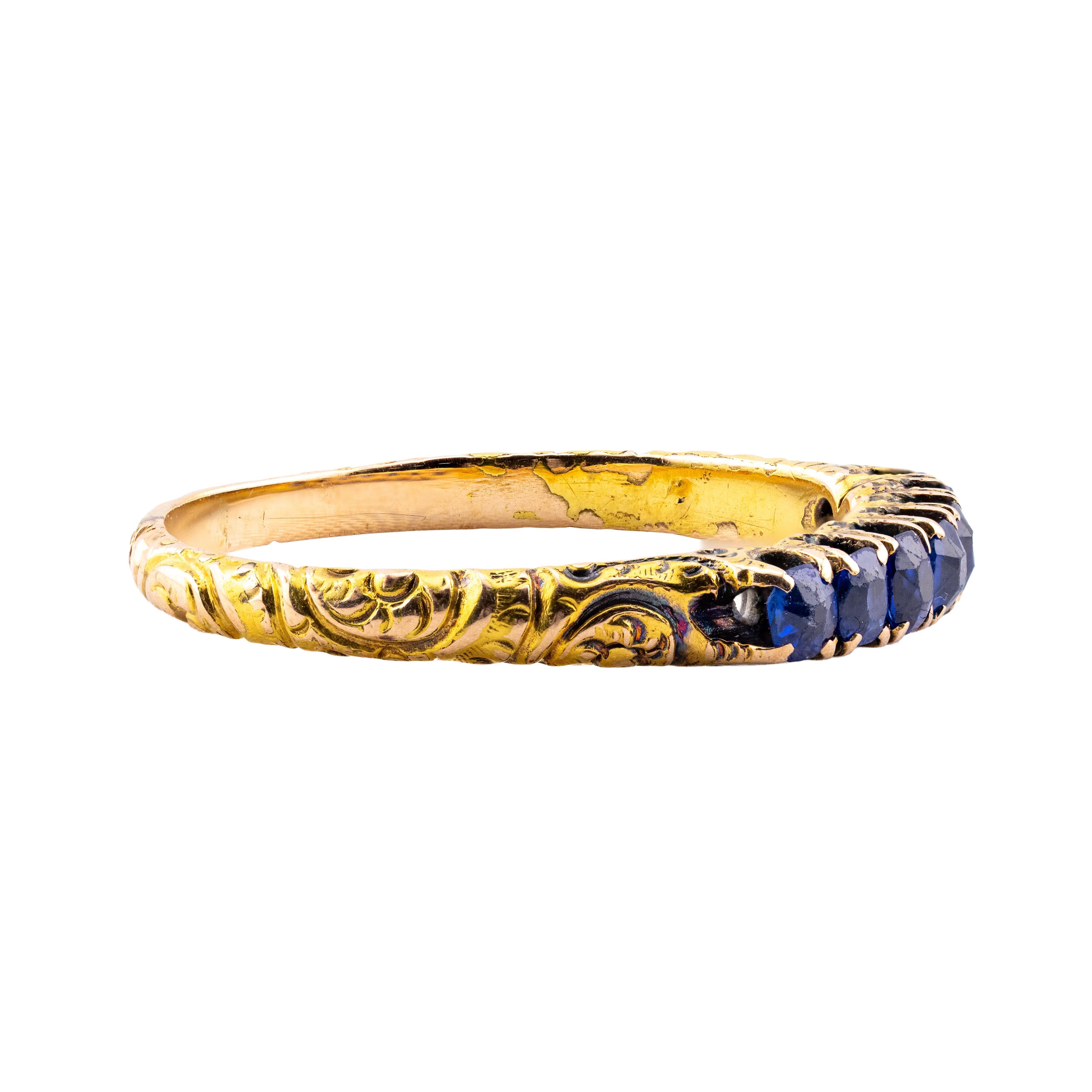 Aston Estate Jewelry présente

Une superbe bague de mariage avec des saphirs bleus taille mine de 0,56 carats, élégamment sertis en rangée.

Réalisé en or jaune 18 carats, le bracelet est orné de gravures d'inspiration victorienne.

Le poids total