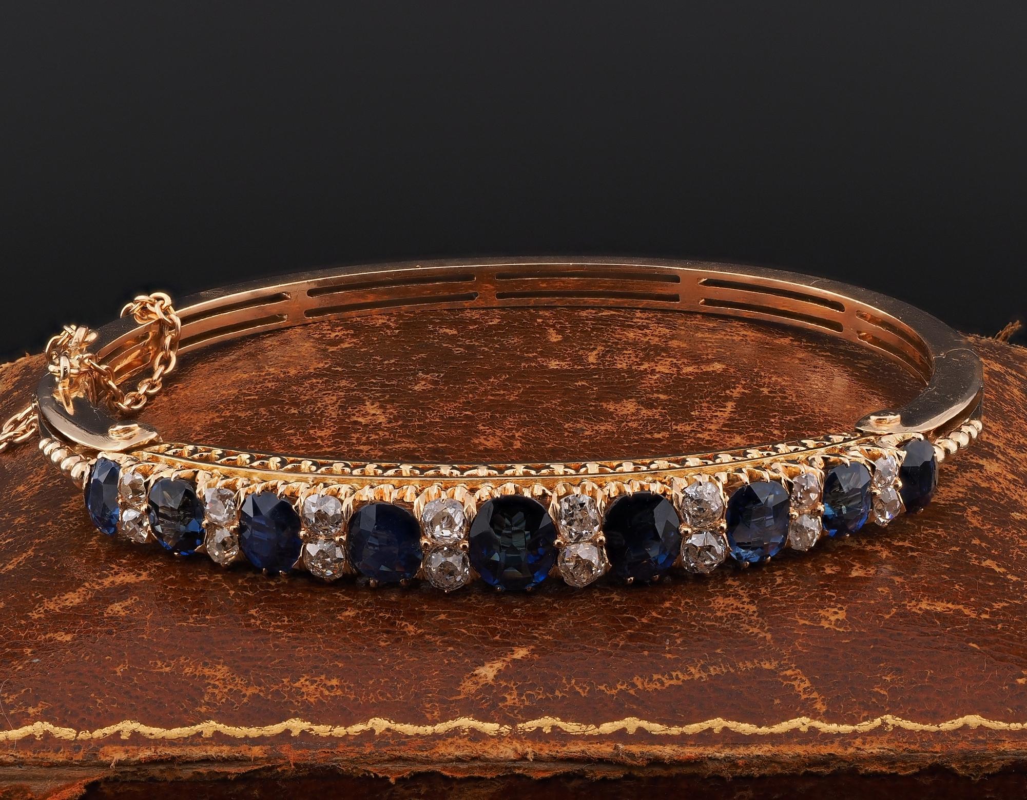 Victorian to Cherish
An outstanding Victorian statement bangle that is in the antique tradition, 1890 ca
Entirely hand crafted of solid 18 KT gold in classy design beautifully detailed with fine fret pierced under-gallery work
It faces up with the