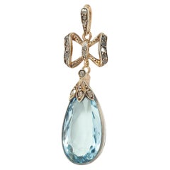 Ciondolo vittoriano a forma di fiocco antico in oro 14K con diamante e acquamarina da 7,50 CTW