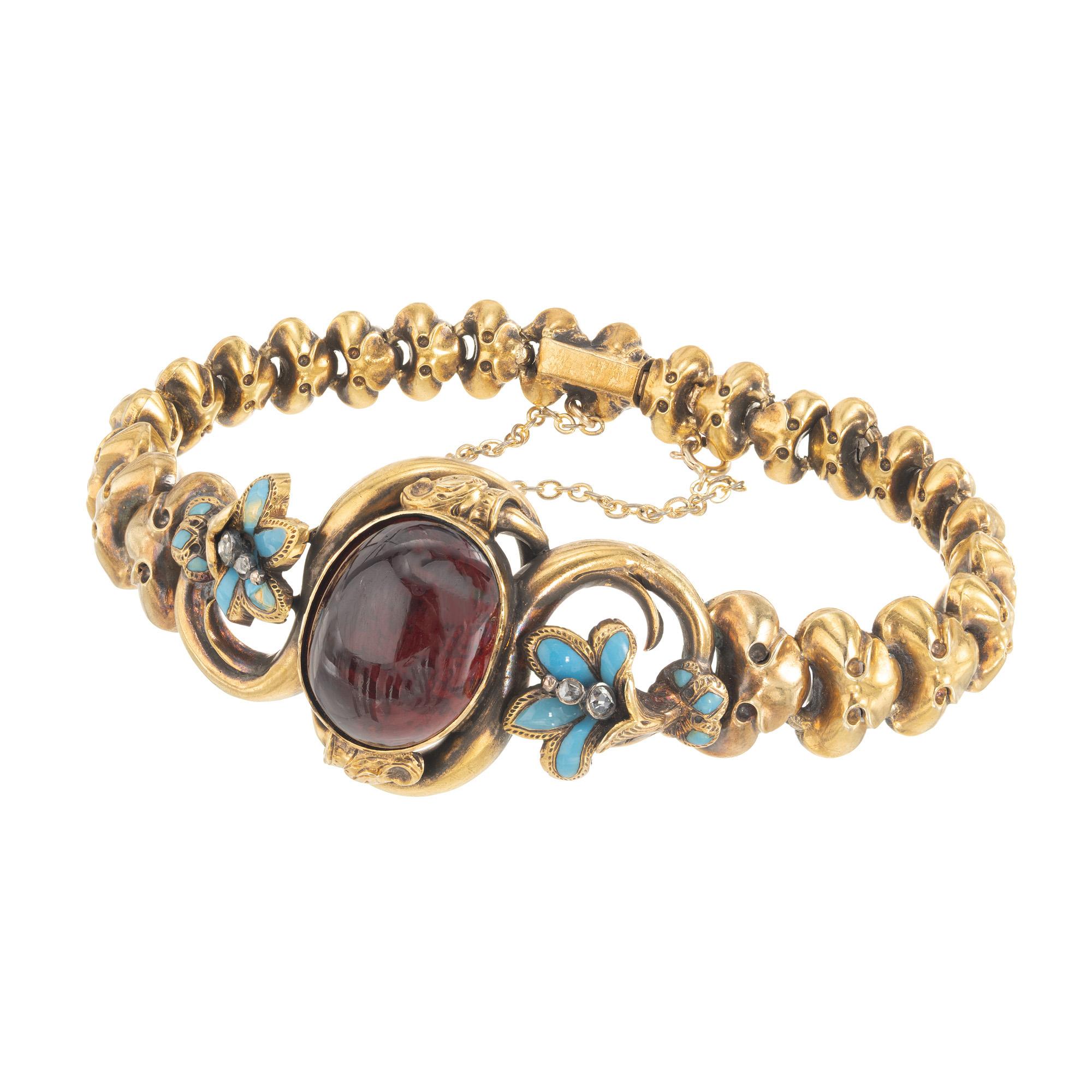 Bracelet Victorien 1850 fait à la main en or jaune 18k avec un centre en grenat cabochon, des accents en émail bleu et en diamant taillé en rose. Un espace est prévu pour une photo sous le grenat. La pierre centrale est un grenat ovale cabochon de