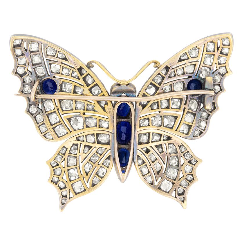 Diese einzigartige Brosche aus den 1880er Jahren ist mit einer bunten Ansammlung von Diamanten, Saphiren und Smaragden besetzt. Die Flügel dieses bezaubernden Schmetterlings glänzen mit insgesamt 8,00 Karat Diamanten im alten Minenschliff, die in