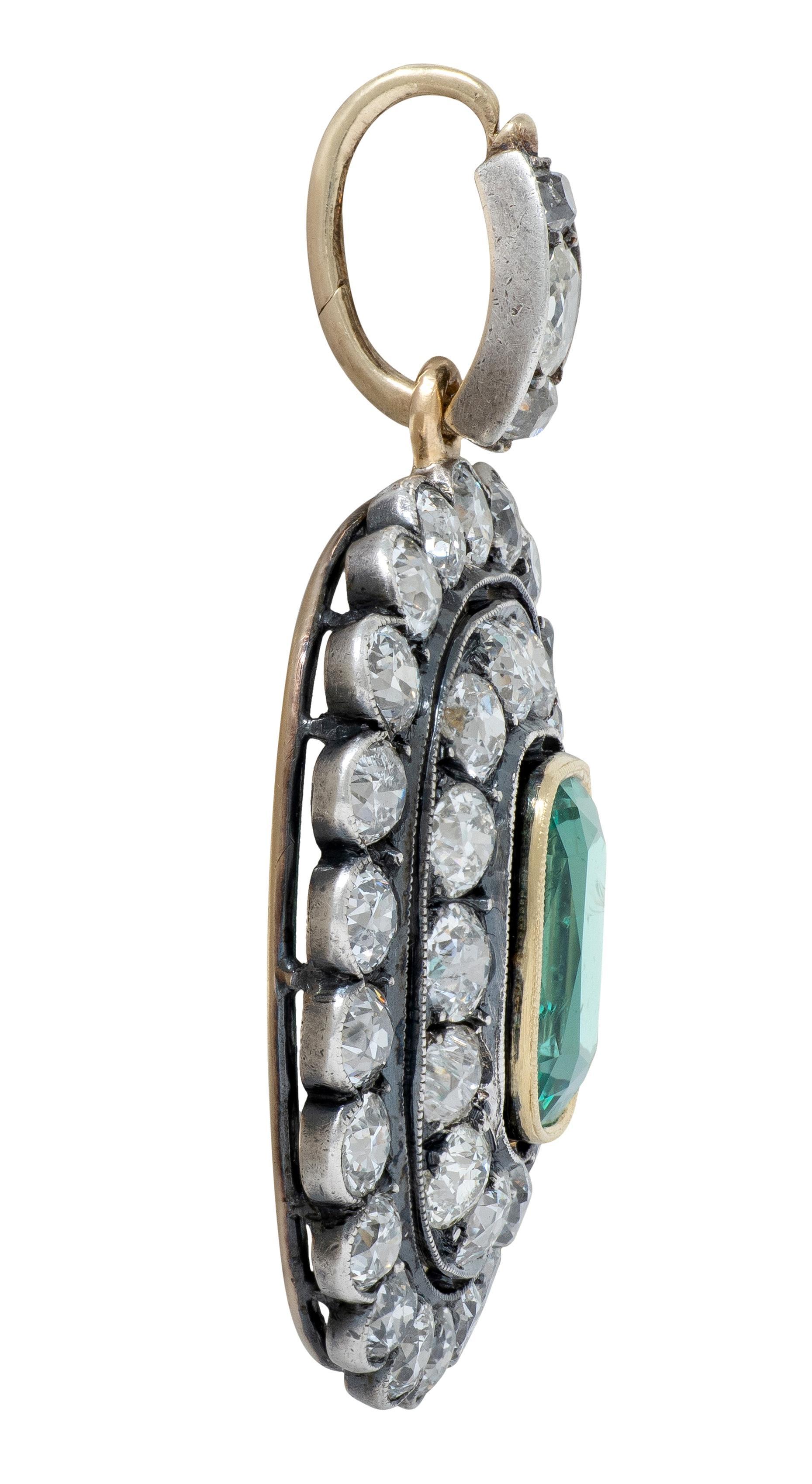 Taglio cuscino Ciondolo vittoriano con diamante smeraldo da 8,72 CTW, argento, oro giallo 14K, aureola antica in vendita