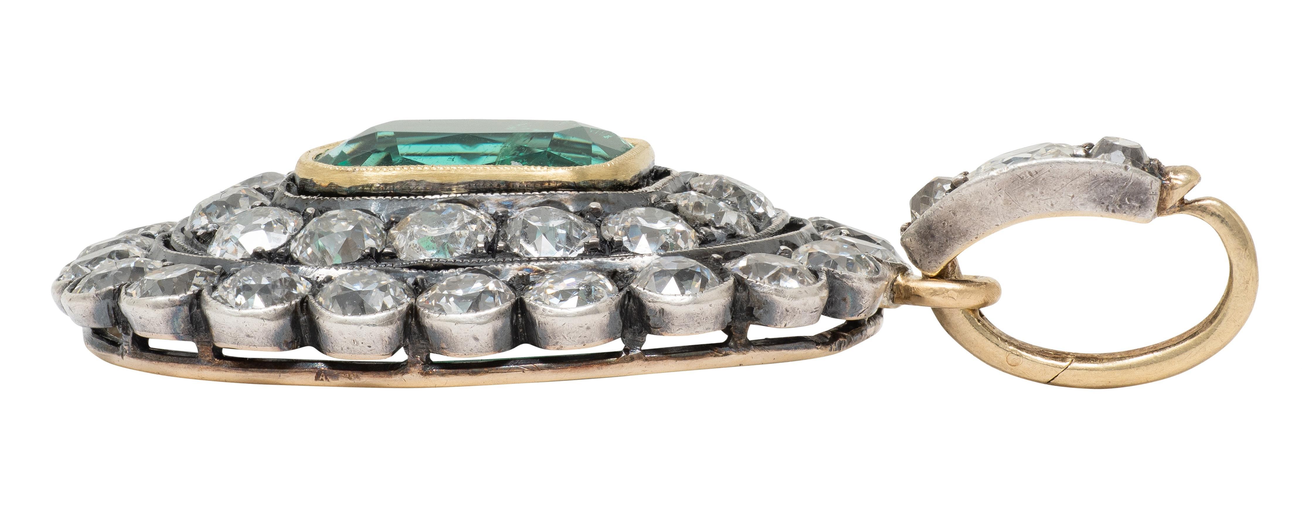 Donna Ciondolo vittoriano con diamante smeraldo da 8,72 CTW, argento, oro giallo 14K, aureola antica in vendita