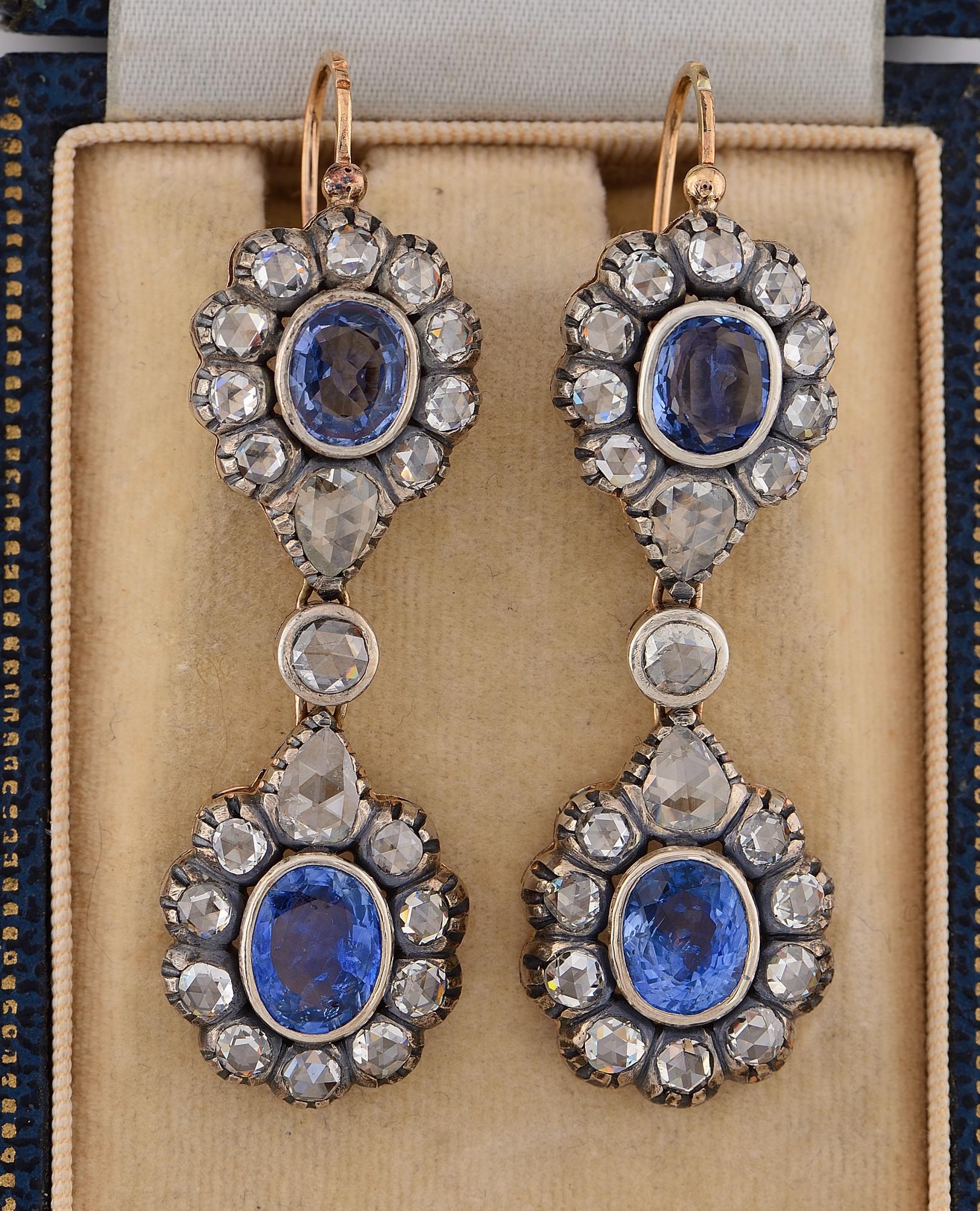 Boucles d'oreilles en diamant et saphir d'époque victorienne, 1880 env.
Fabriqué à la main en or massif 18 KT surmonté d'argent.
Un design exquis en double grappe pour un impact visuel étonnant.
Ils sont sertis d'une sélection de 4 saphirs bleus