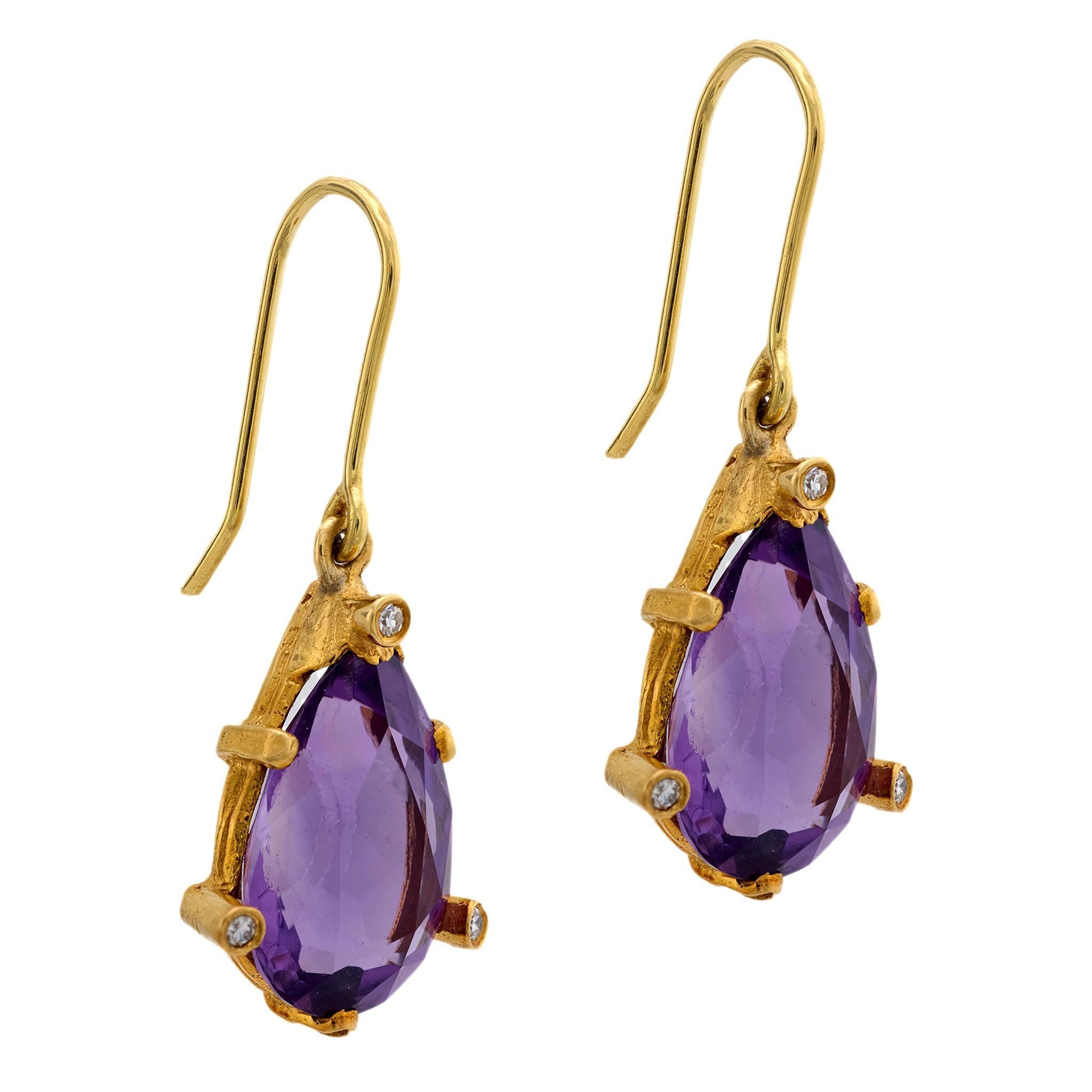 Ces boucles d'oreilles victoriennes en or jaune 18 carats datant du début des années 1900 présentent deux améthystes en forme de poire totalisant environ 8,90 carats, dont la riche teinte violette est rehaussée par des montures dorées. Six diamants
