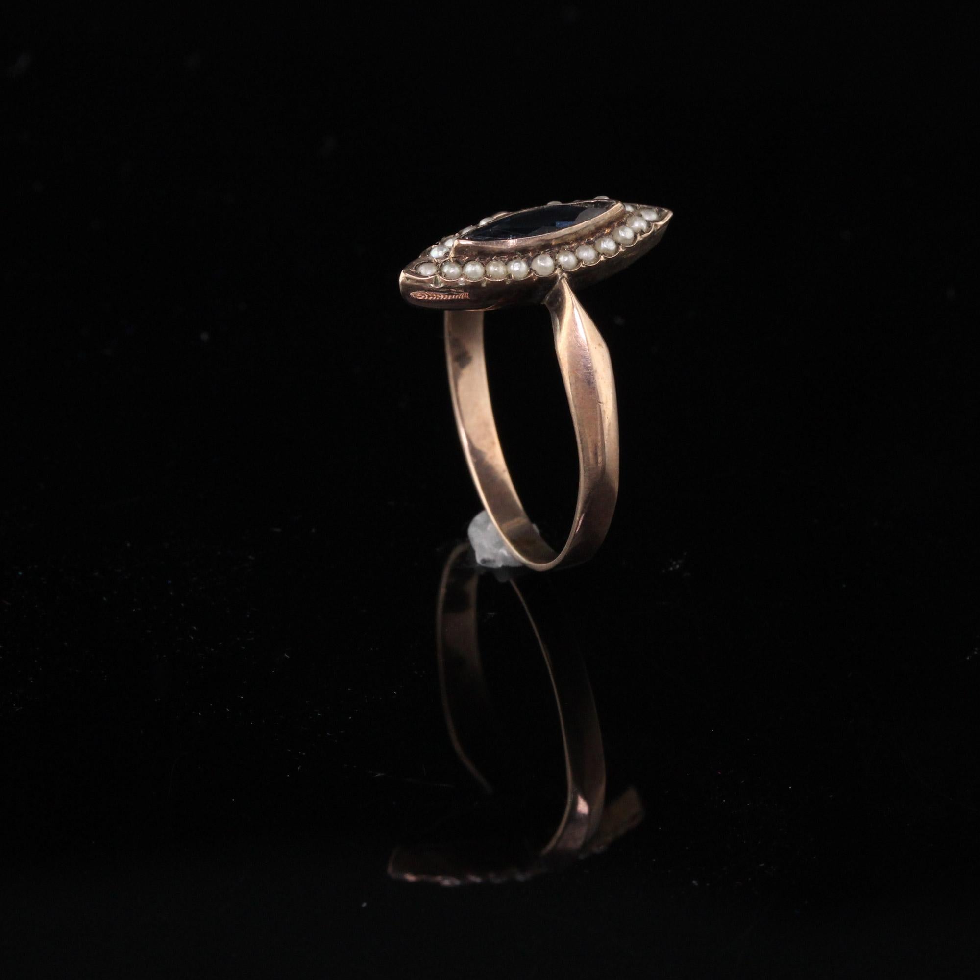 Taille ronde Bague navette victorienne ancienne en or rose 8 carats, saphirs et perles naturelles en vente