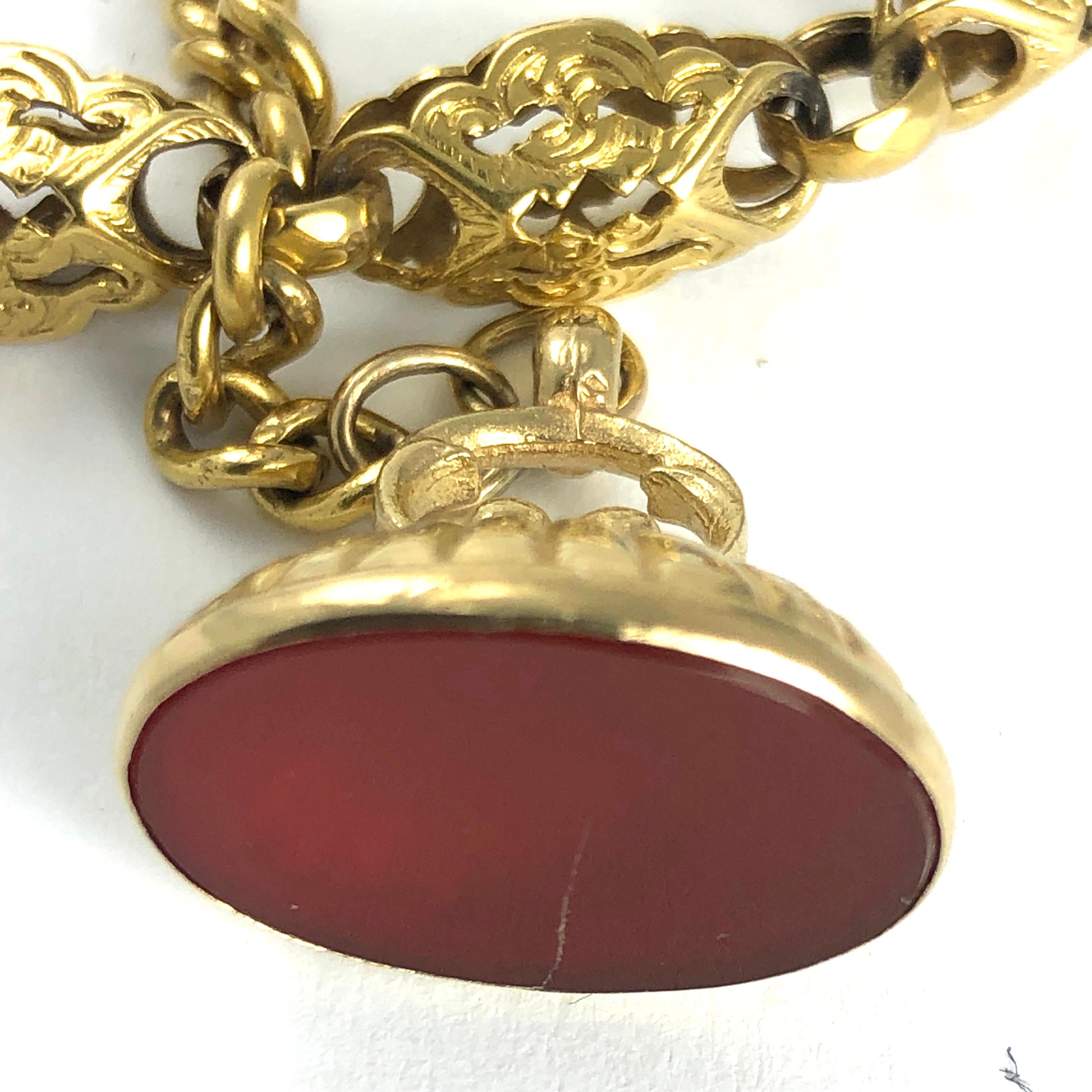 The links of this Albert chain are so exquisitely detailed and are modelled in 9ct gold. At the centre of the chain is a t-bar and carnelian fold with one end holding a loop and the other a dog clip.

Length: 11inches

Weight: 18.4g

*slight crack