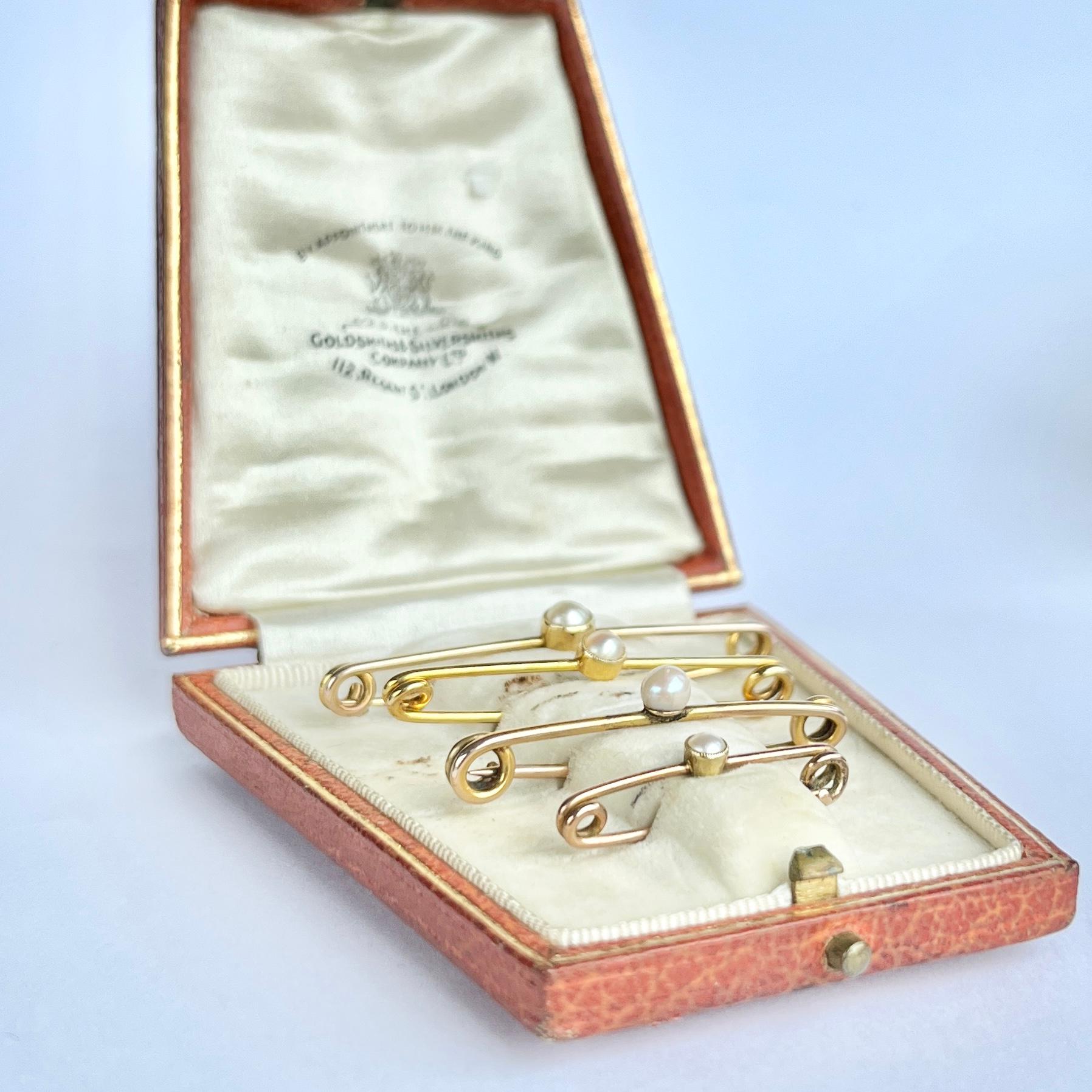 Victorian 9 Carat Gold and Pearl Safety Pin Set In Original Box In Good Condition For Sale In Chipping Campden, GB