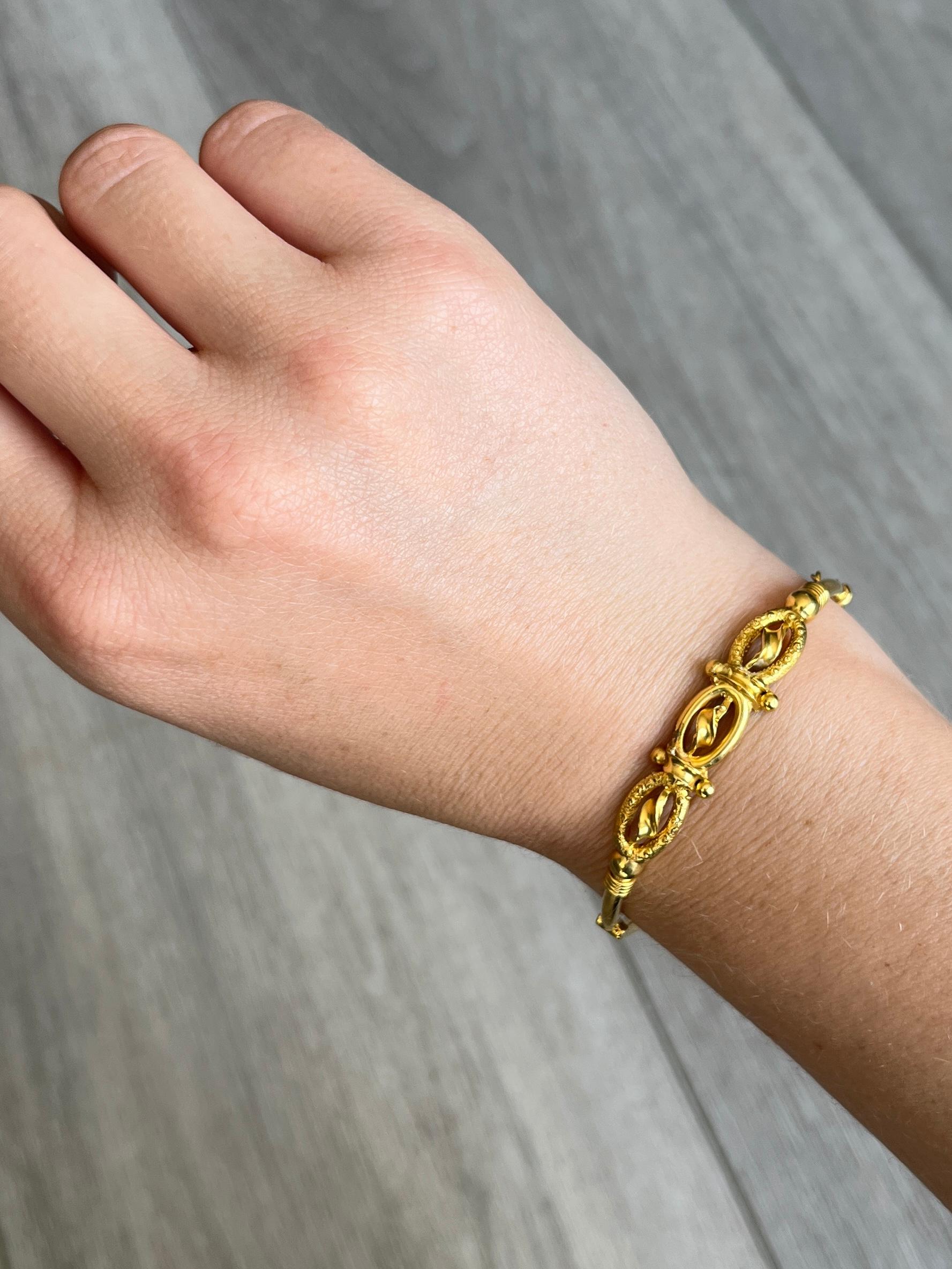 Ce magnifique bracelet en or 9 carats présente des détails délicats. L'or est brillant et lisse. Le bracelet s'ouvre avec une fermeture de bracelet classique et possède une chaîne de sécurité.

Diamètre intérieur : 54 mm 

Poids : 5.6g
