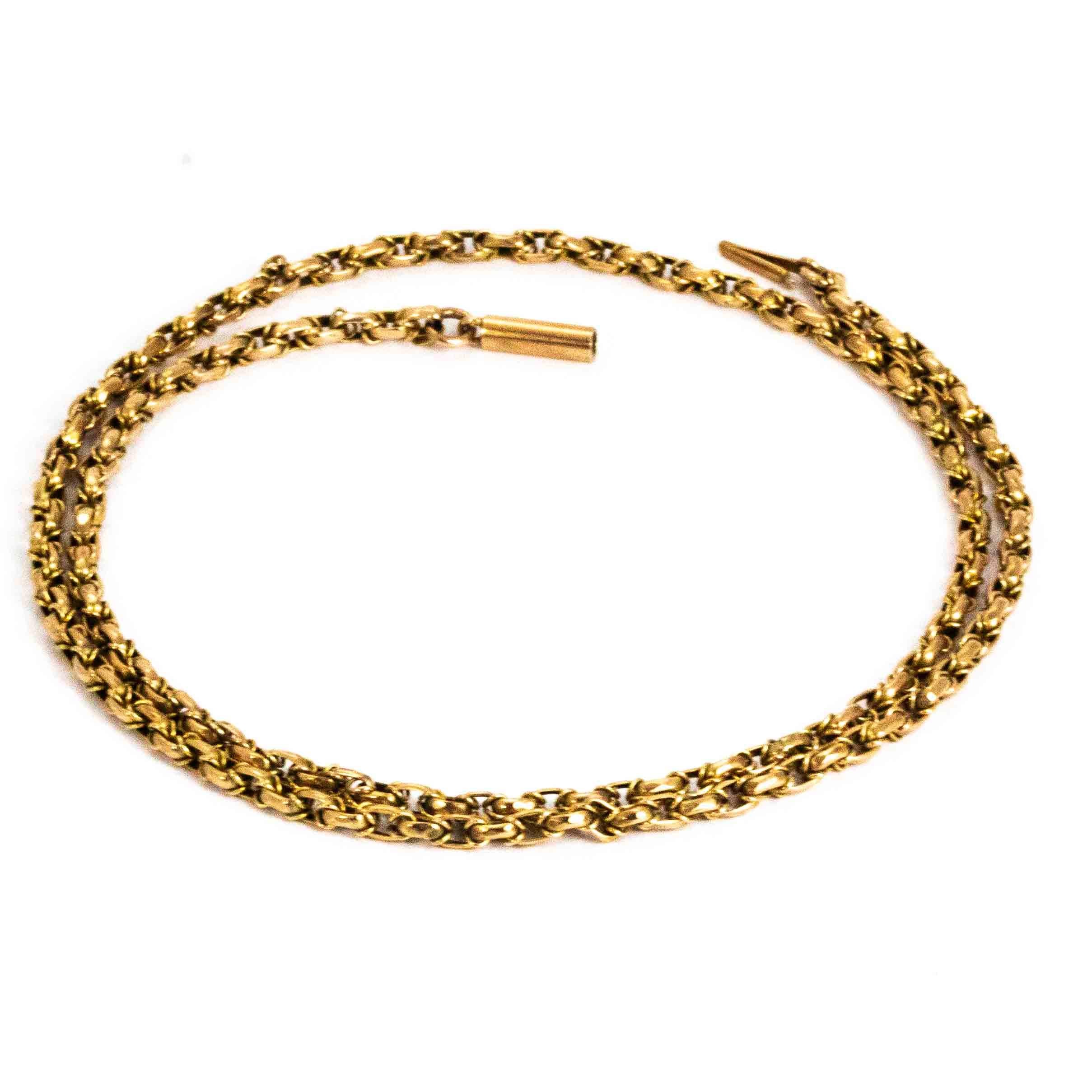 A beautiful antique chain necklace from the Victorian era, formed of superb fancy belcher links with a barrel and torpedo clasp. Modelled in 9 carat yellow gold.

Length: 44.5cm