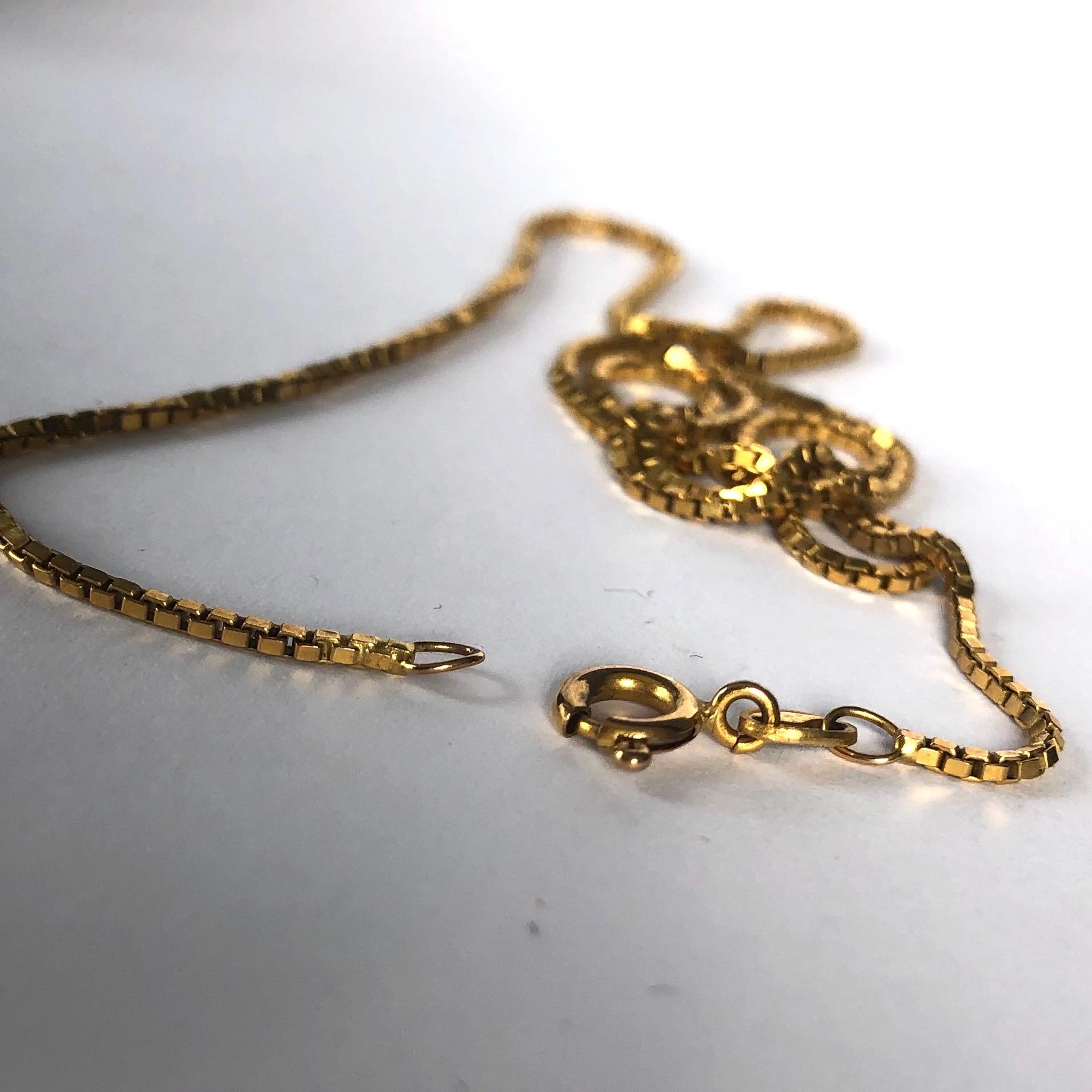 This 9ct yellow gold necklace is made up of box link chain and fastens using a bolt clip. 

Length: 40cm 
Width: 1mm 

Weight: 3.48g