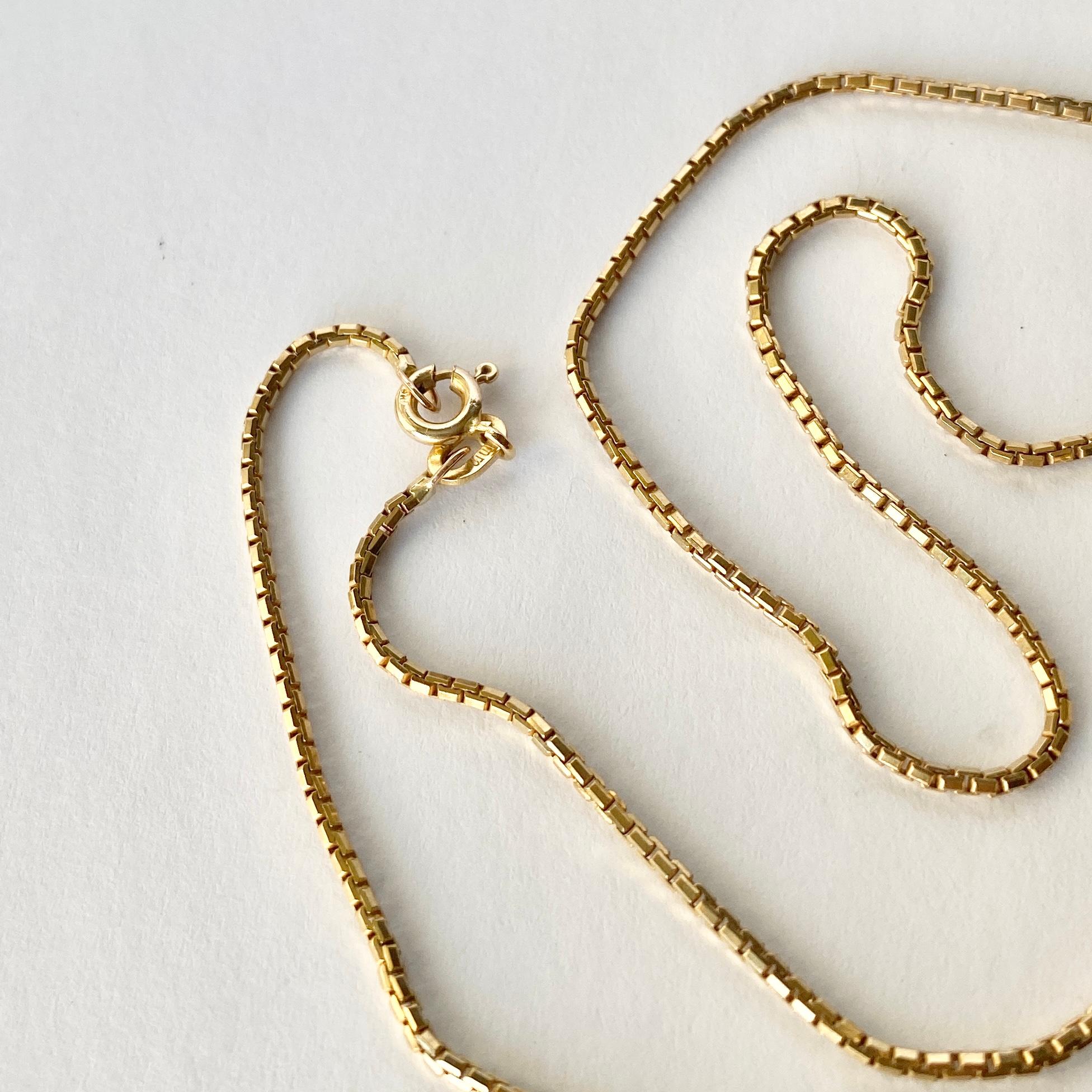This 9ct yellow gold necklace is made up of box link chain and fastens using a bolt clip. 

Length: 40cm 
Width: 1.5mm 

Weight: 3.75g