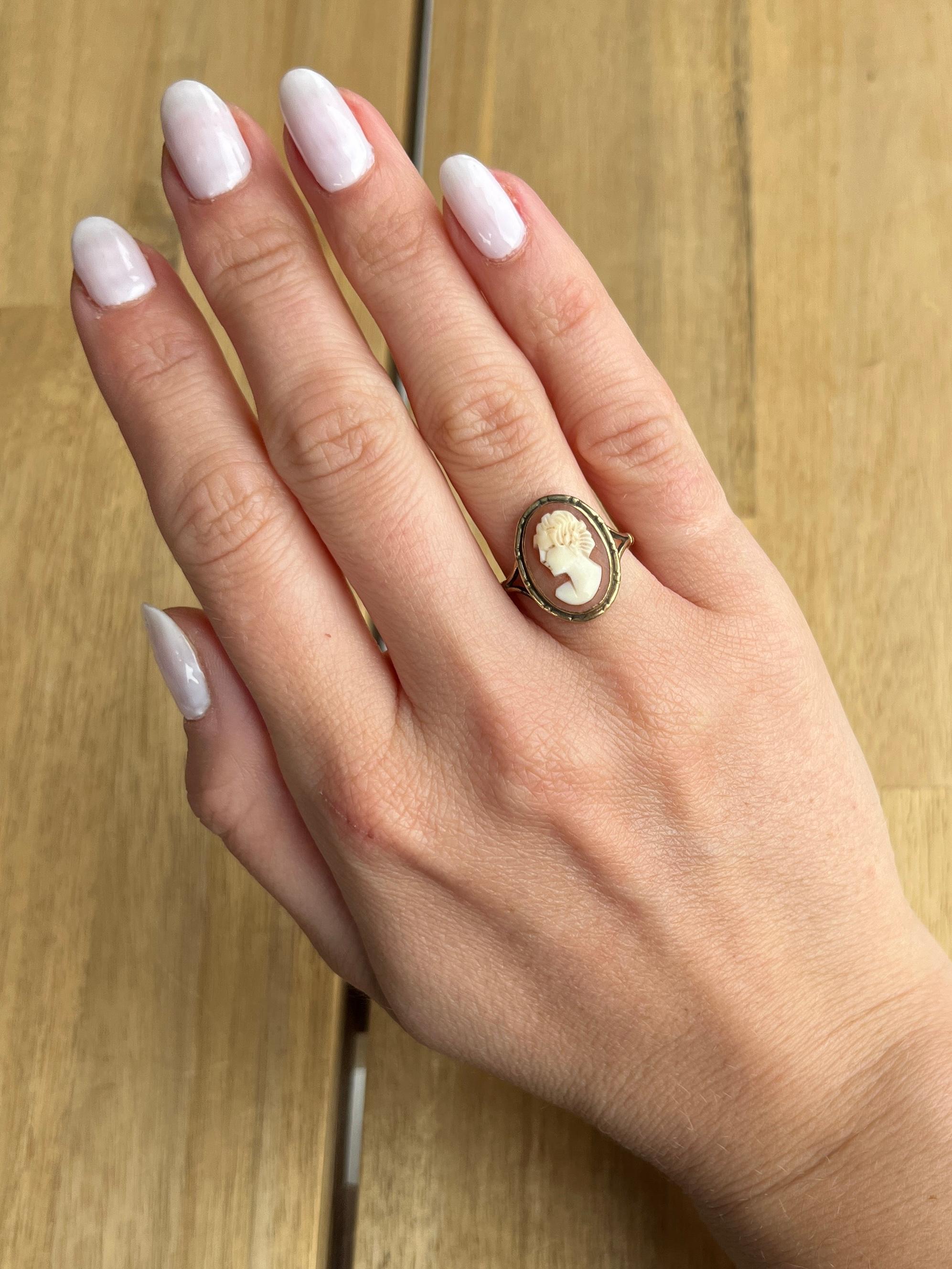 Victorian 9 Carat Gold Cameo Ring In Fair Condition For Sale In Chipping Campden, GB