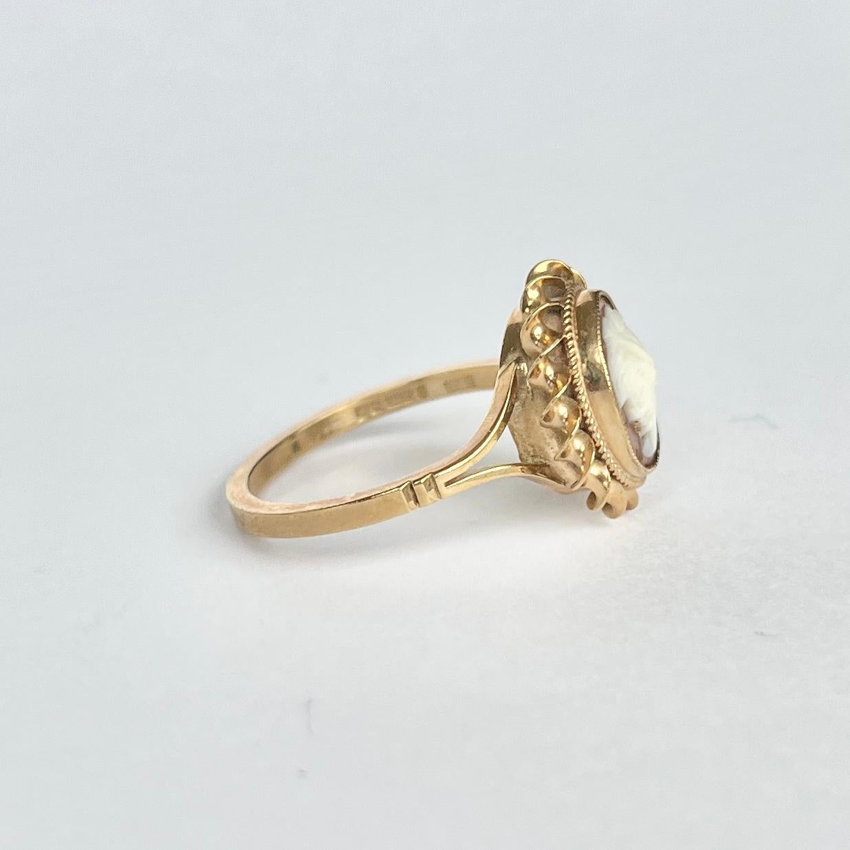 Viktorianischer Kamee-Ring aus 9 Karat Gold im Angebot 1