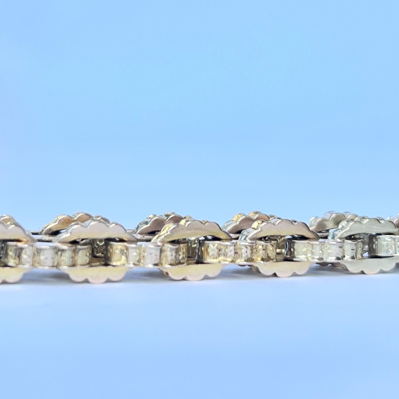 Dieses glänzende 9-karätige Goldarmband ist aus 9-karätigem Gold gefertigt und verfügt über eine Hundeklemme an einem Ende und einen Riegelverschluss am anderen. Jedes Glied ist mit Wellenkanten und Sternen verziert.

Länge: 20 cm
Breite: 14