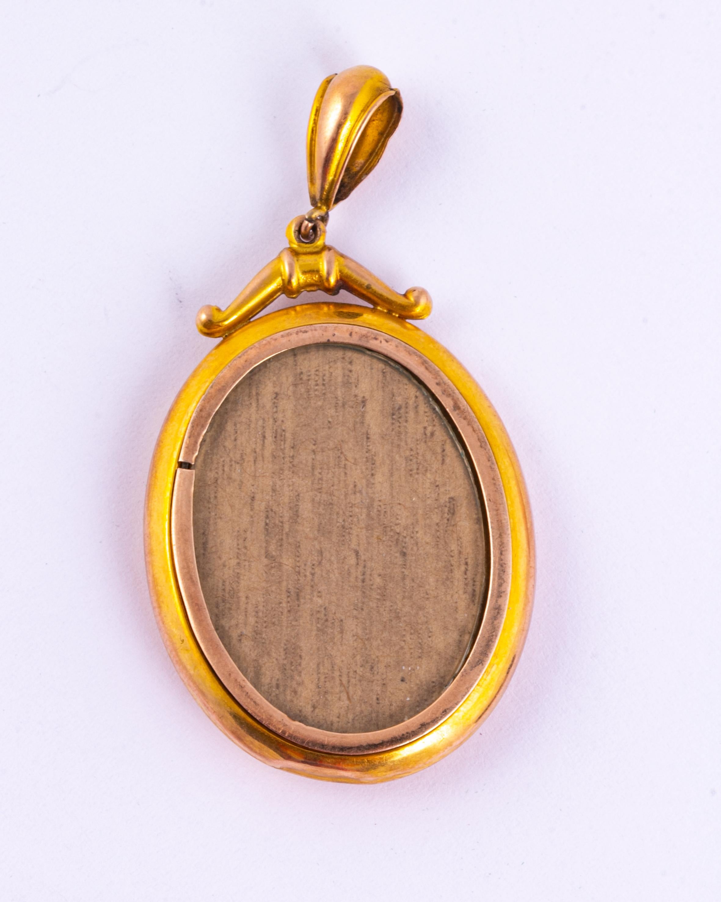 This locket is left empty for you to fill with your loved ones or a treasured memory. The locket is modelled in 9ct gold and has the original glass on the front and back. 

Dimensions: 26x33mm 

Weight: 6.7g