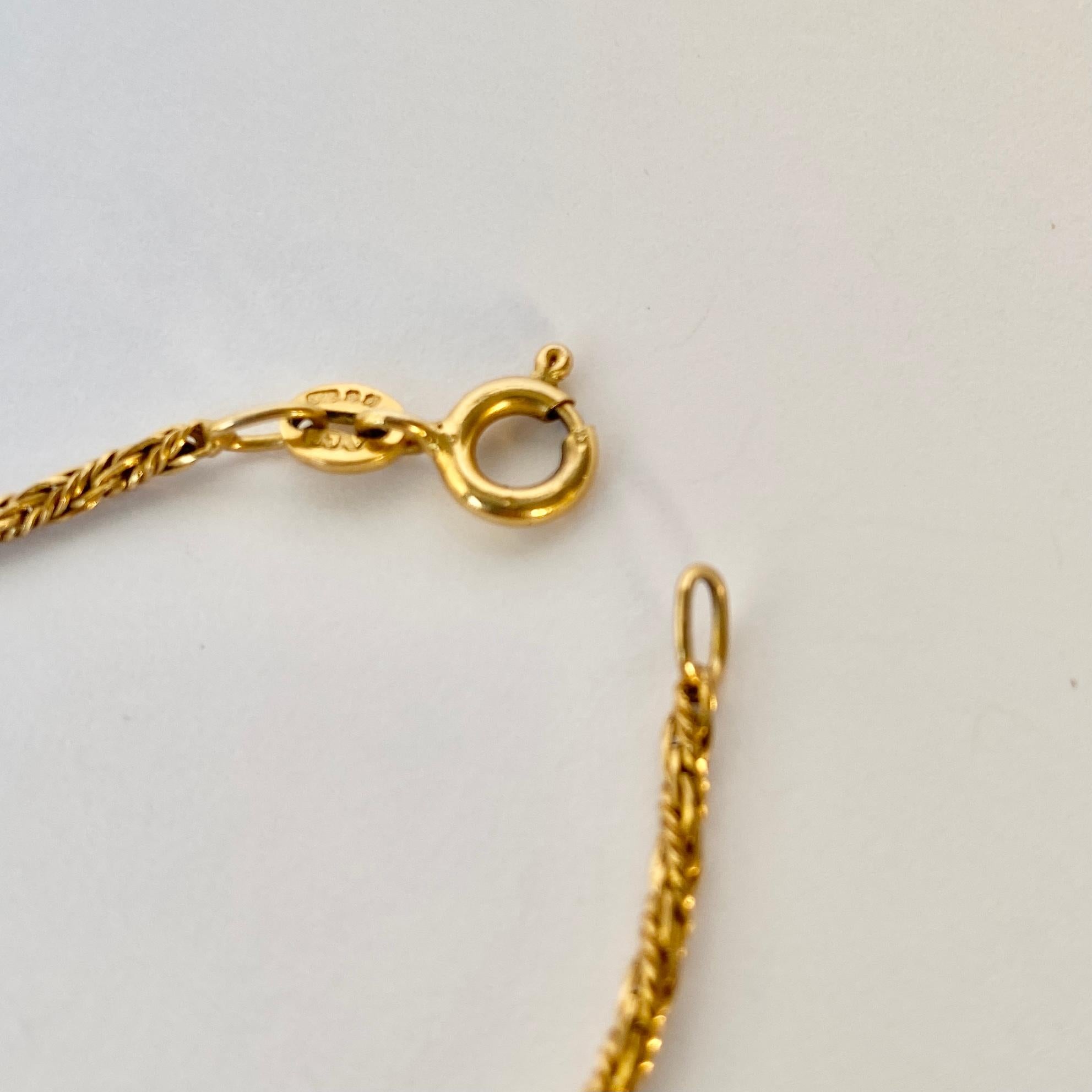 This 9ct yellow gold necklace is made up of rope twist link chain and fastens using a bolt clip and loop.

Length: 38.5cm 
Width: 2mm 

Weight: 5g