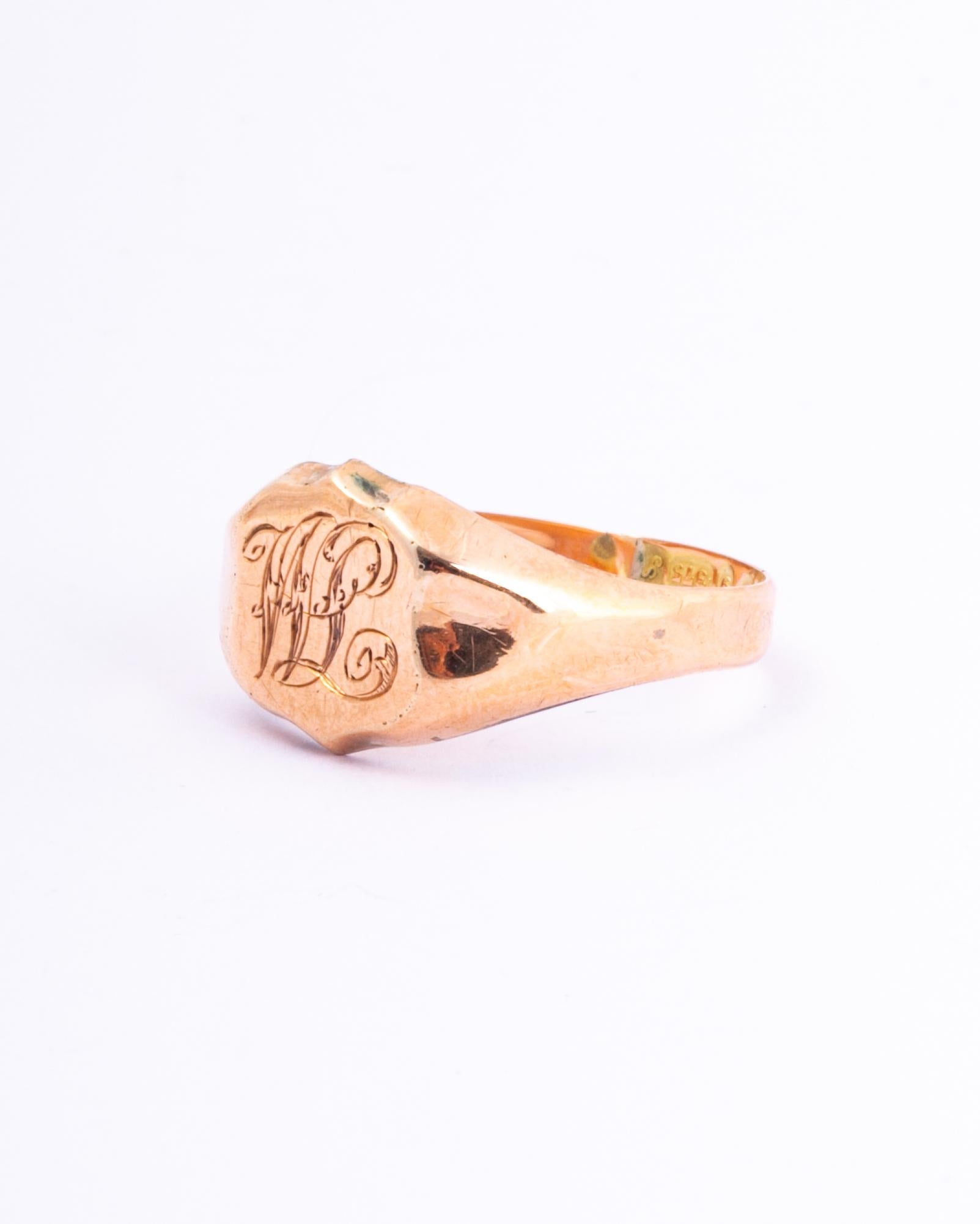 The fluid scroll font which reads 'WL' is finely engraved onto the main shield panel of this ring. The chunky shoulders are smooth and carry on down into a plain band modelled in 9ct gold. Made in Chester, England.

RIng Size: R 1/2 or 8 3/4
Widest