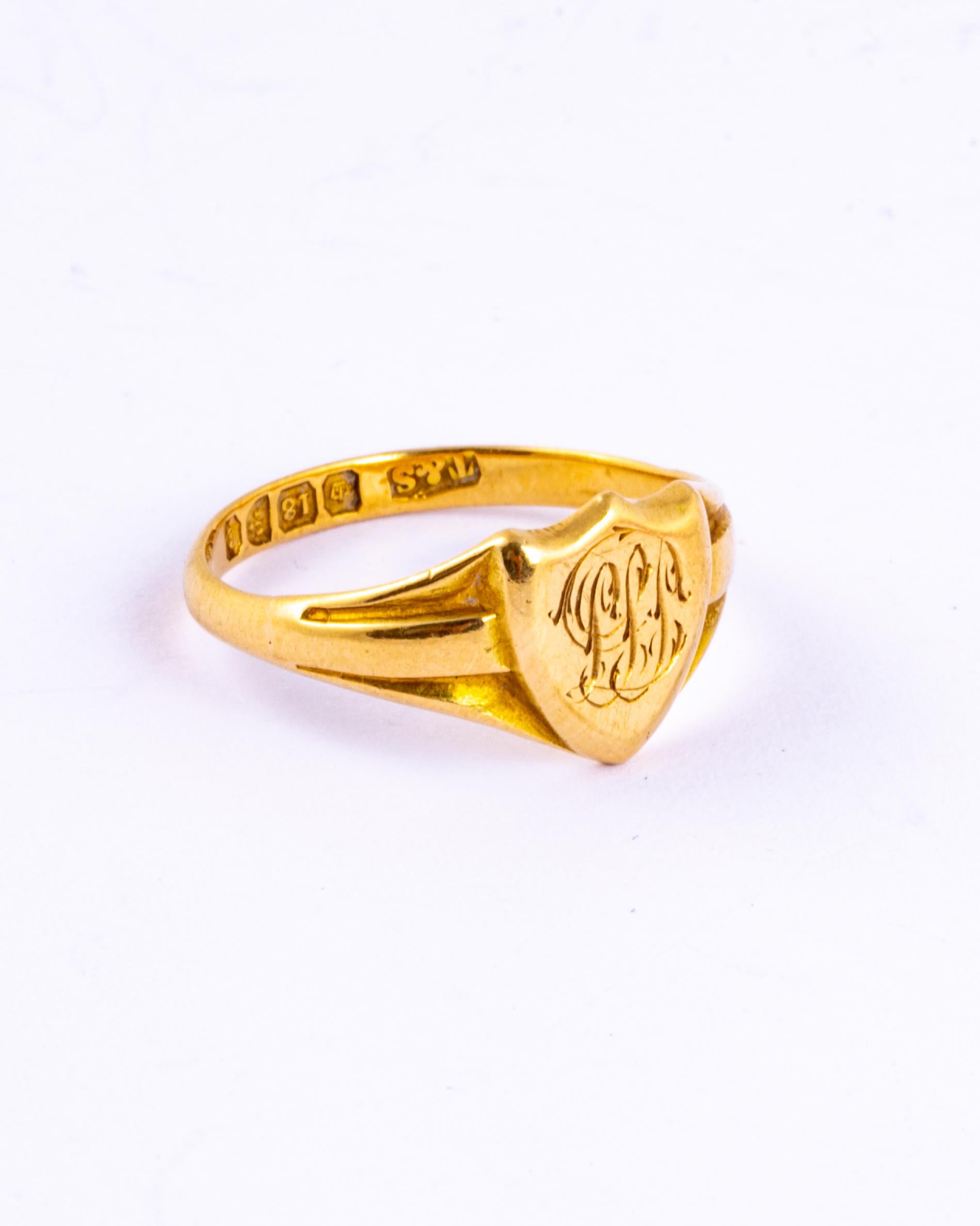 Das wichtigste Detail an diesem Ring ist das Schild mit den eingravierten Initialen.  Die klobigen Schultern sind glatt und gehen in ein schlichtes Band aus 9-karätigem Gold über. Hergestellt in Chester:: England. 

RIng Größe: N 1/2 oder 7