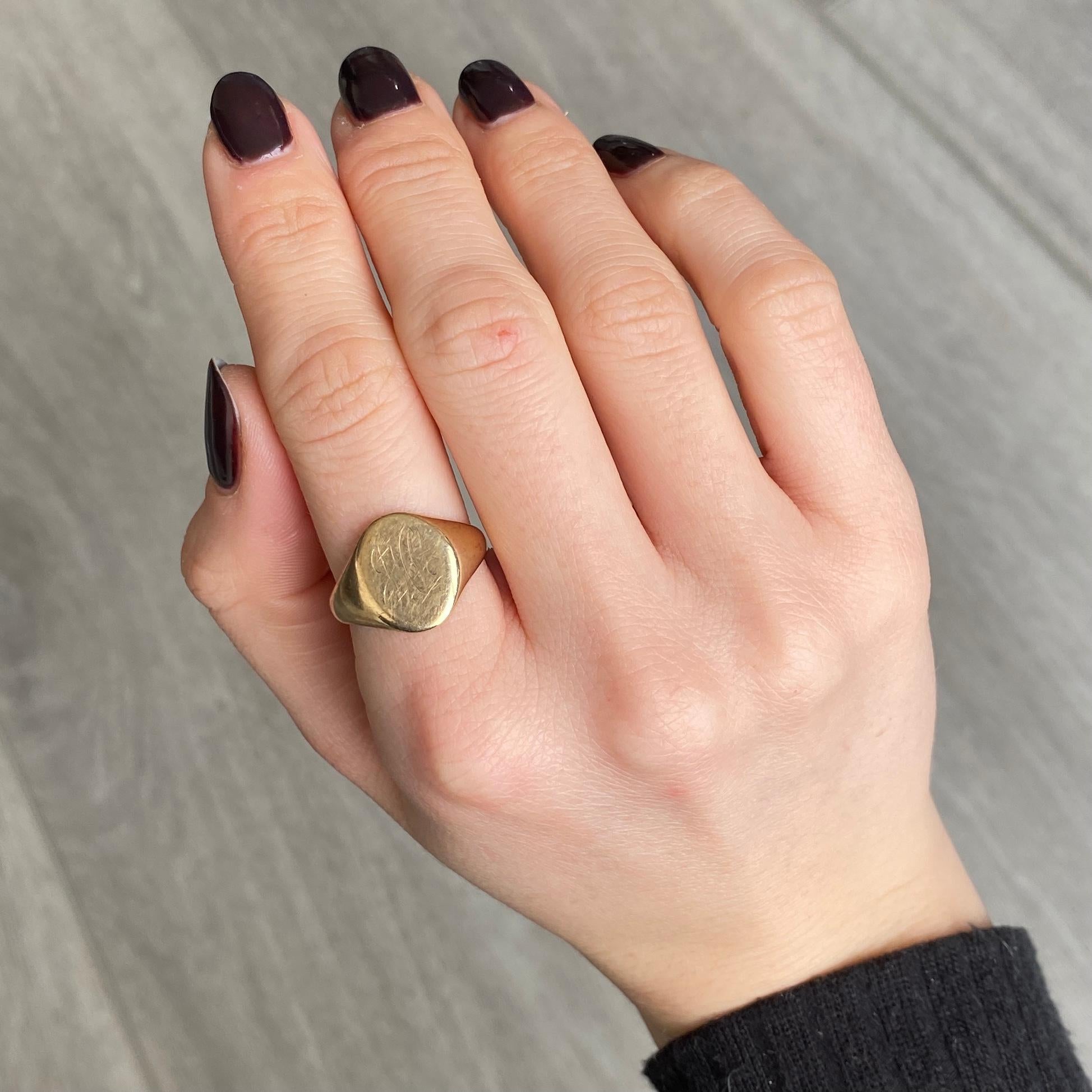 Victorian 9 Carat Gold Signet Ring In Good Condition In Chipping Campden, GB