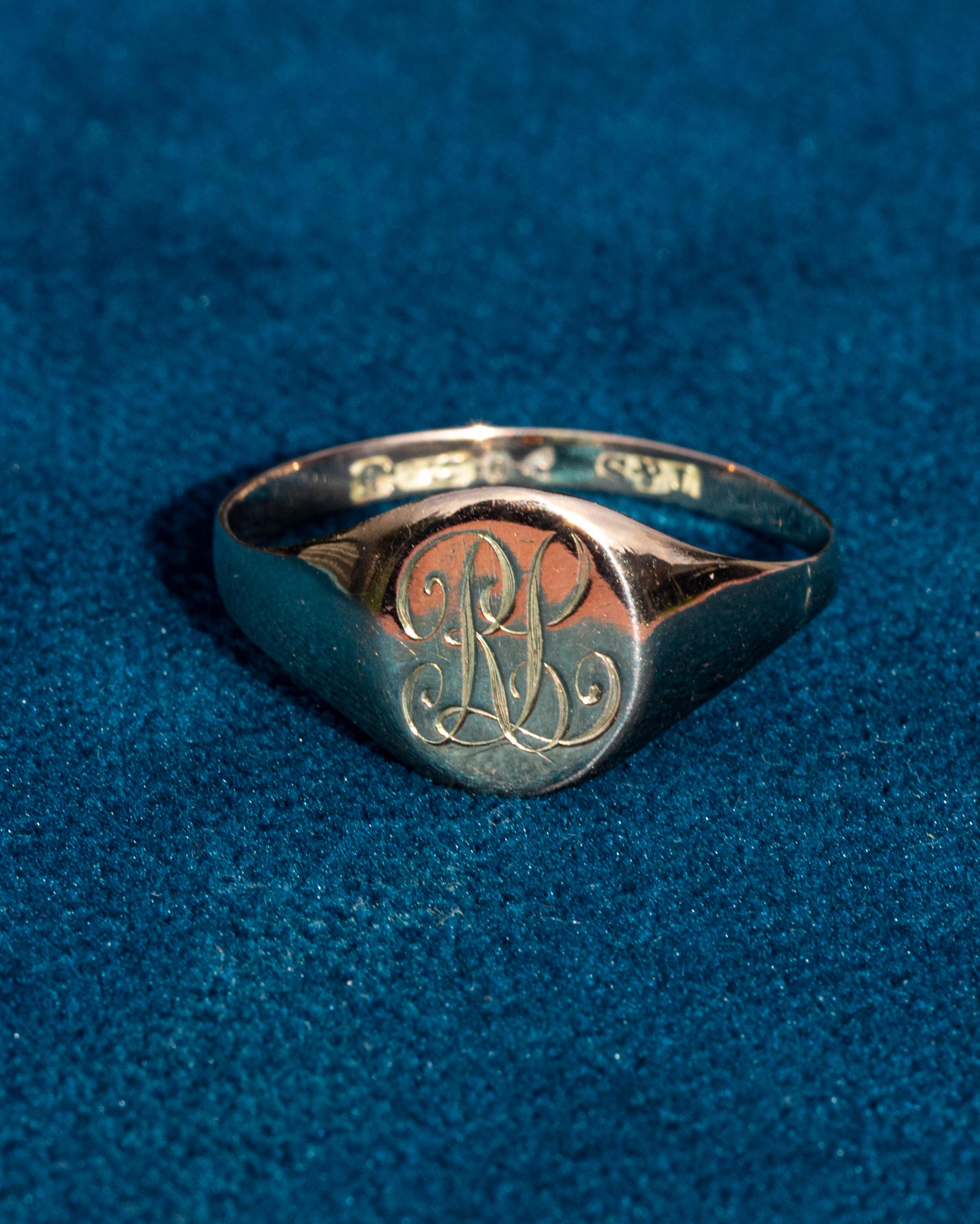 Victorian 9 Carat Gold Signet Ring 1