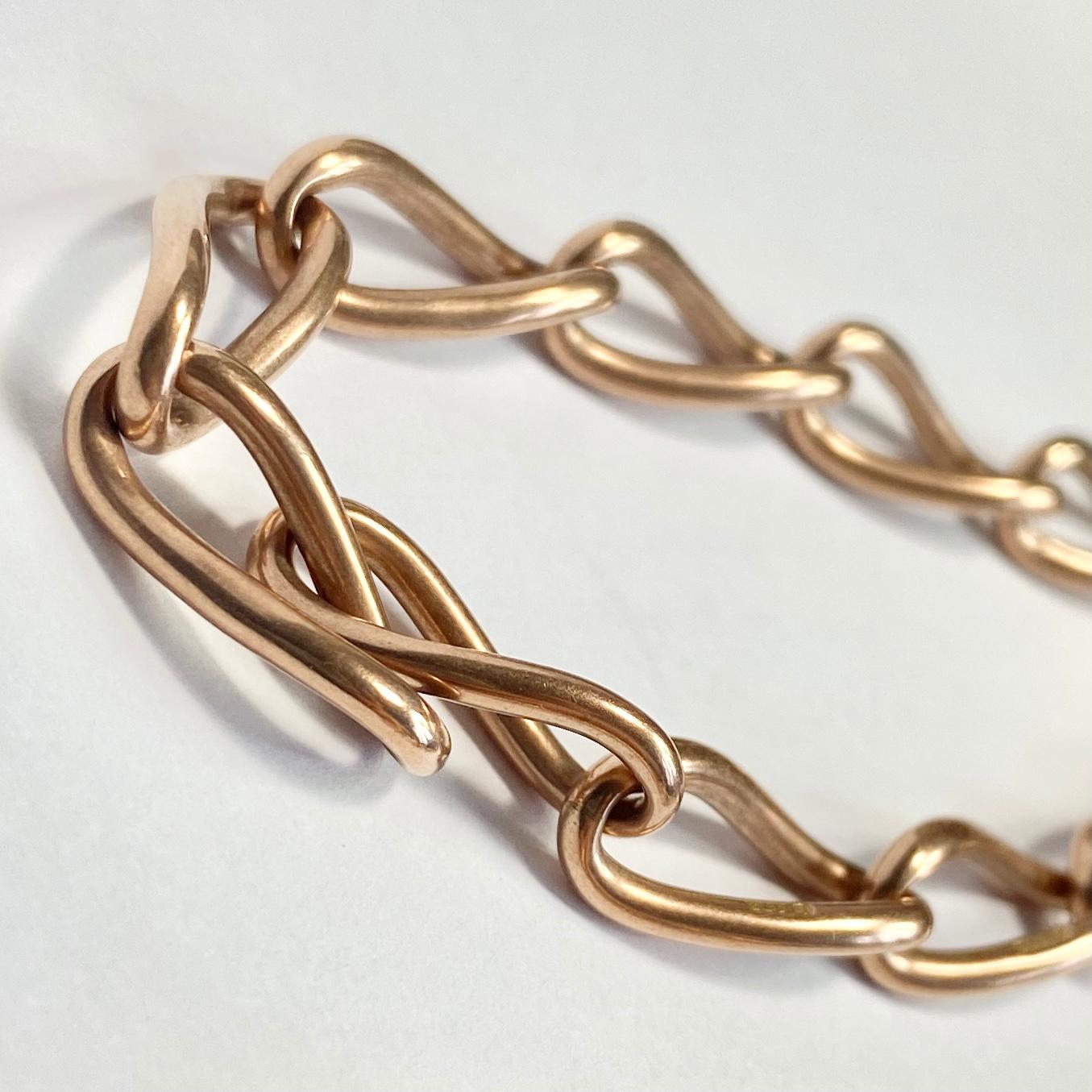Cette chaîne albert trapue est composée de larges maillons et peut être portée comme un collier. À une extrémité, il y a une pince à chien et la chaîne contient également une barre en T. Modèle en or rose 9ct. 

Longueur avec poignée : 34.5cm