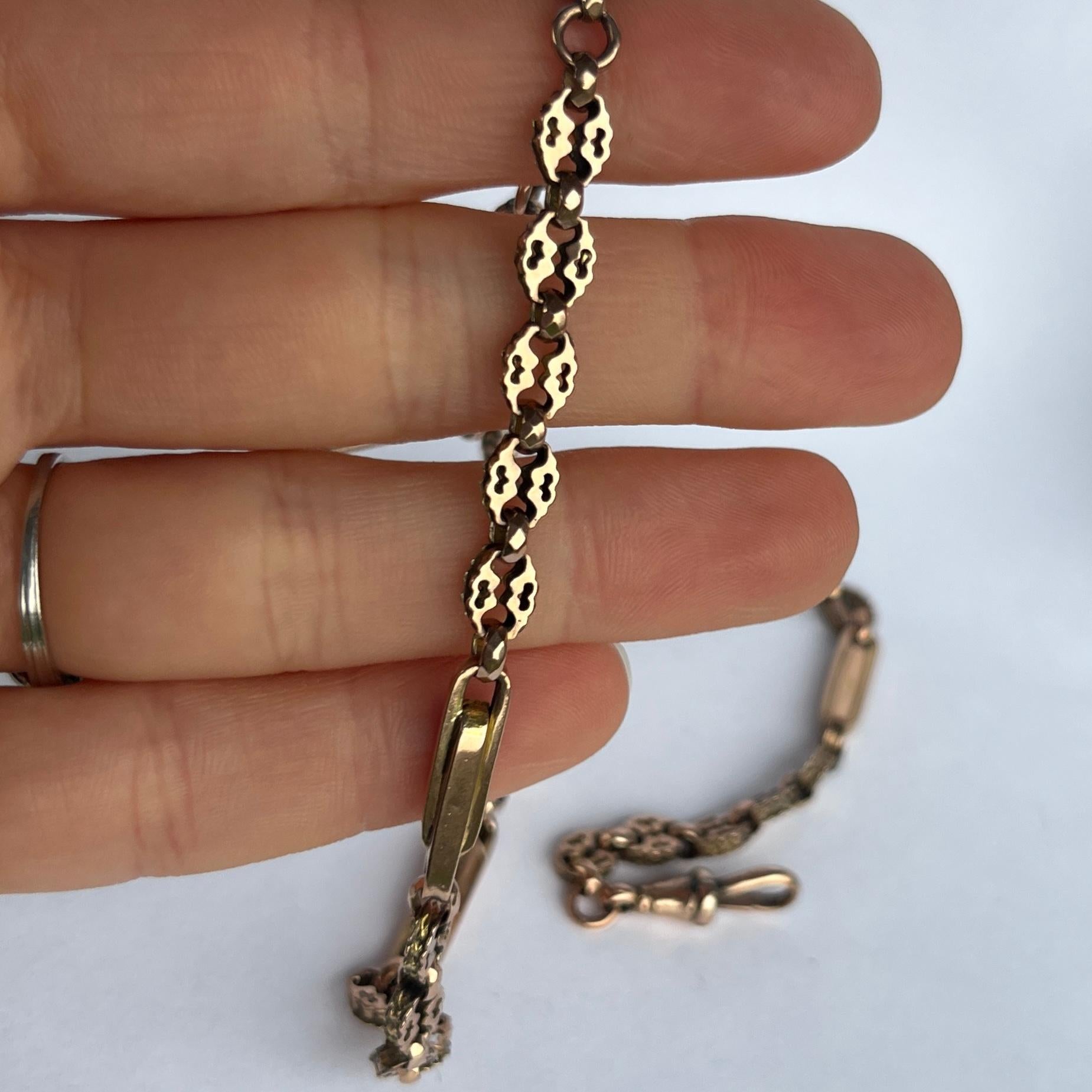 Diese bezaubernde Kette aus 9 Karat Roségold hat ausgefallene Glieder und zwei Hundeclips zur Befestigung. Man kann es als Albert, als Halskette oder als Armband um das Handgelenk wickeln!

Länge: 42 cm 
Kettenbreite: 6mm 

Gewicht: 18,1g