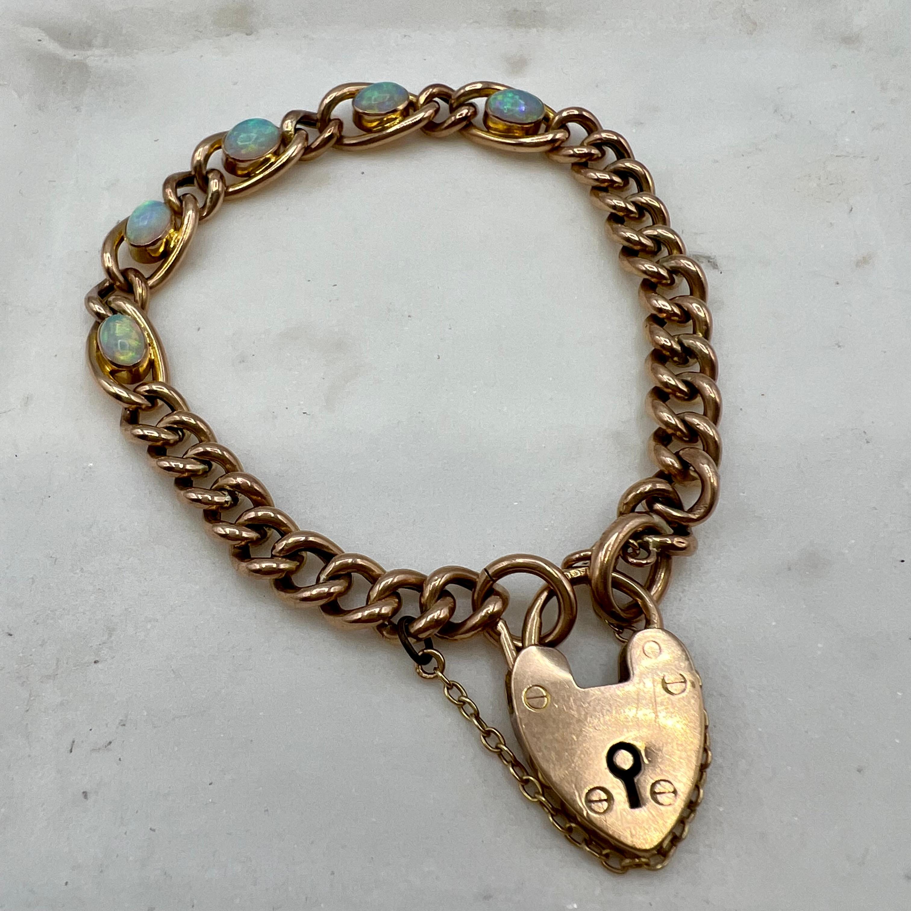 Dieses traditionelle Herzarmband ist aus 9 Karat Roségold mit einem gestempelten Herzverschluss. Die Steine sind australische Opale und sind wunderschön aufeinander abgestimmt. Ein schönes Armband, das in jede Sammlung gehört.