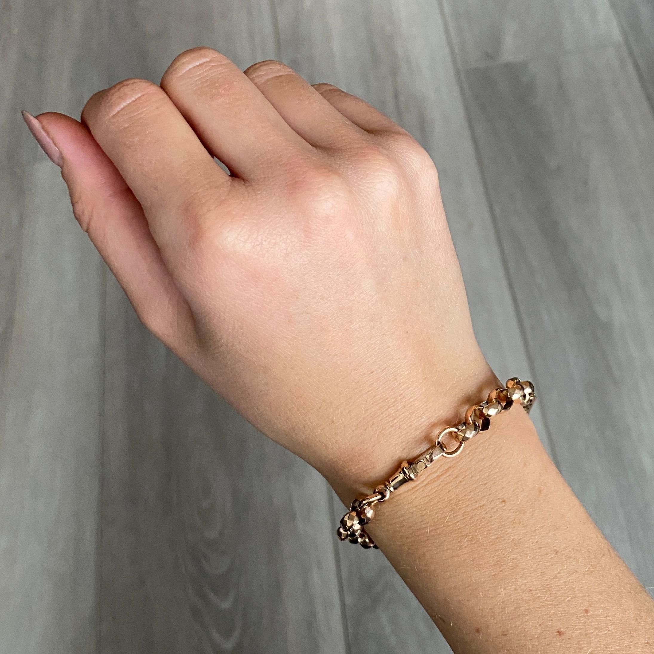 This gorgeous bracelet has highly decorative links in it. One of the styles resembles the paperclip link and the other is a faceted belcher link. There is a dog clip for fastening. 

Length: 20.5cm 
Width: 7.5mm 

Weight: 11g