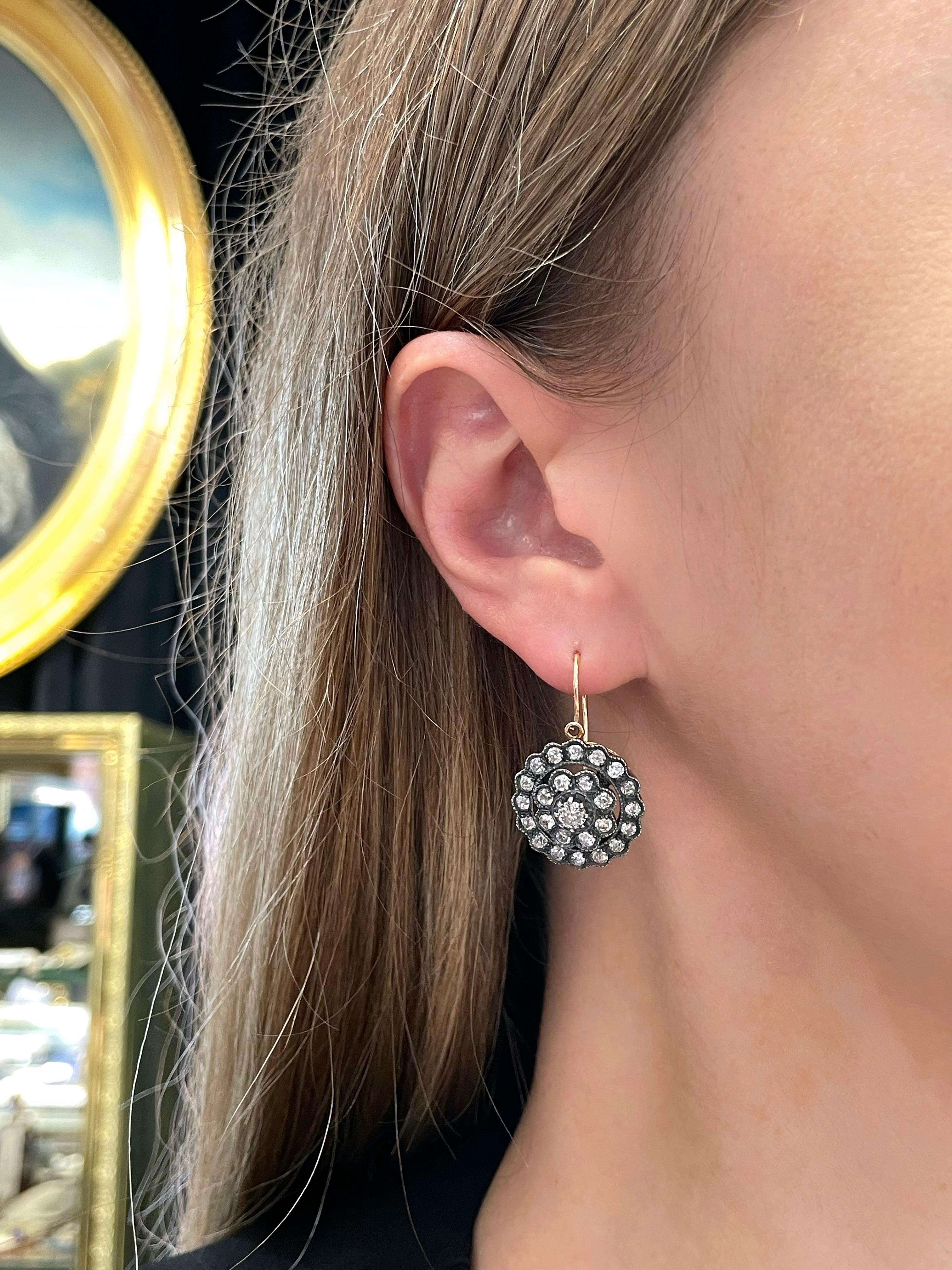 Il s'agit d'une belle paire de boucles d'oreilles victoriennes à fermeture frontale. La pièce est réalisée en or 9K et en argent 925. Circa 1880.

La pièce comporte 50 diamants : taille antique, TW 3,20ct, RW-STW, VS-SI. 

Poids : 8.09 g
Longueur :