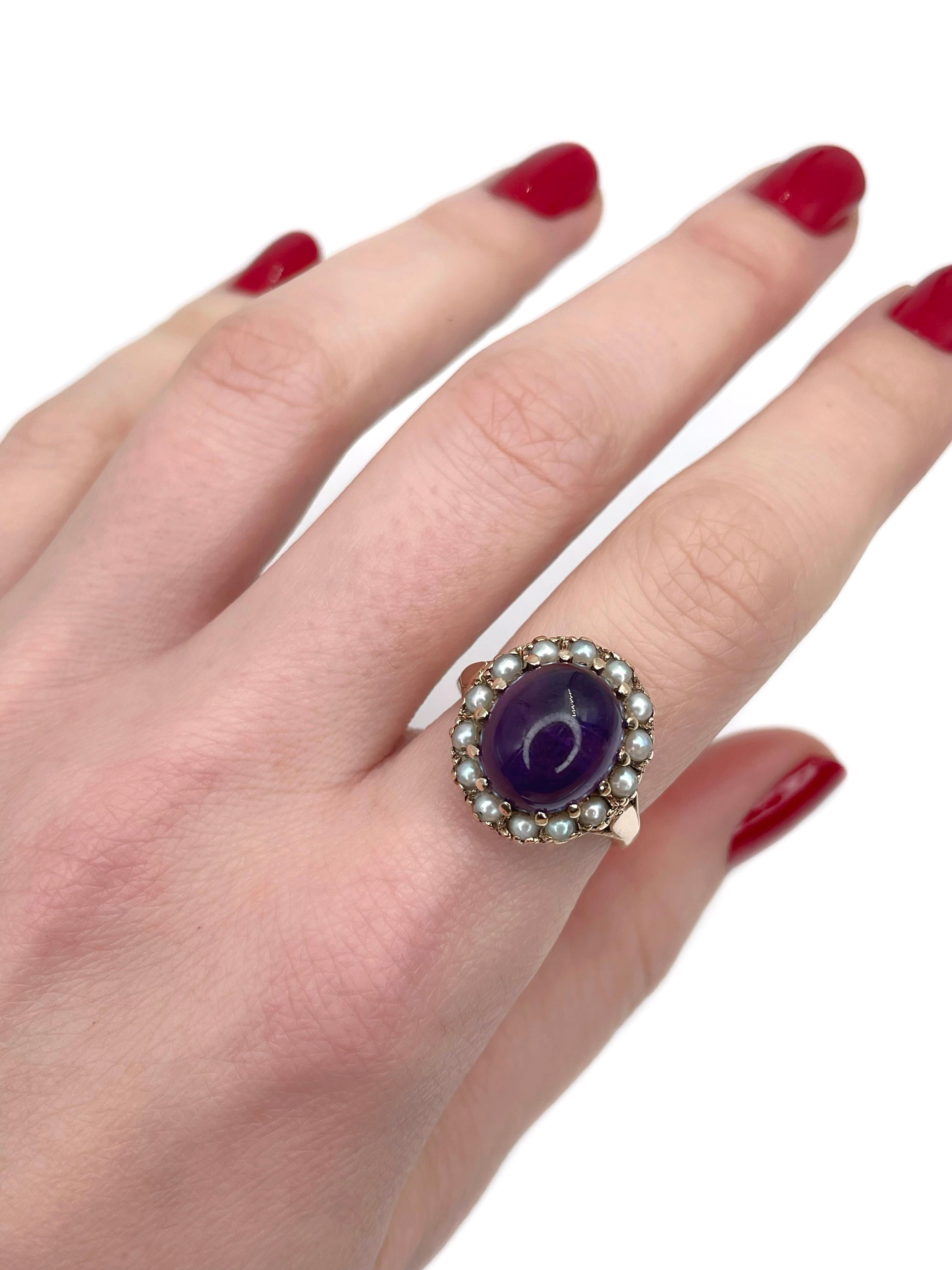 Dies ist ein viktorianischer Clusterring aus 9 Karat Gold. Um 1900.

Das Stück weist folgende Merkmale auf:
- 1 Amethyst, ovaler Cabochon-Schliff, 5,50ct, P 6/4, P1
- 14 Zuchtperlen (Durchm. ~2,5 mm) 

Signiert mit 