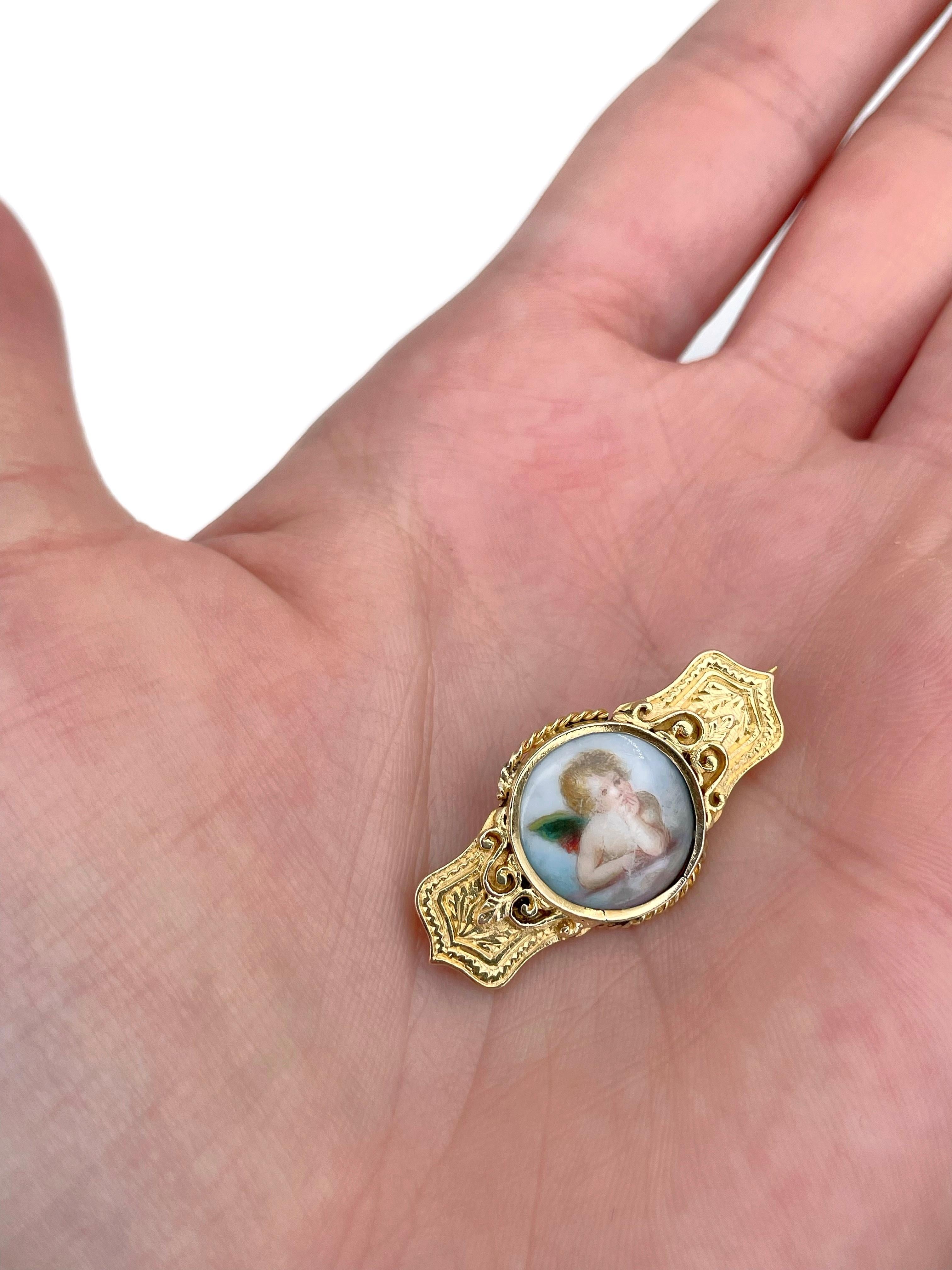 Se trata de un pequeño broche de barra elaborado en oro amarillo de 9 quilates. Alrededor de 1890. 

La pieza presenta un retrato en miniatura que representa a un adorable querubín. Está pintado a mano sobre porcelana.

El reverso tiene algunas
